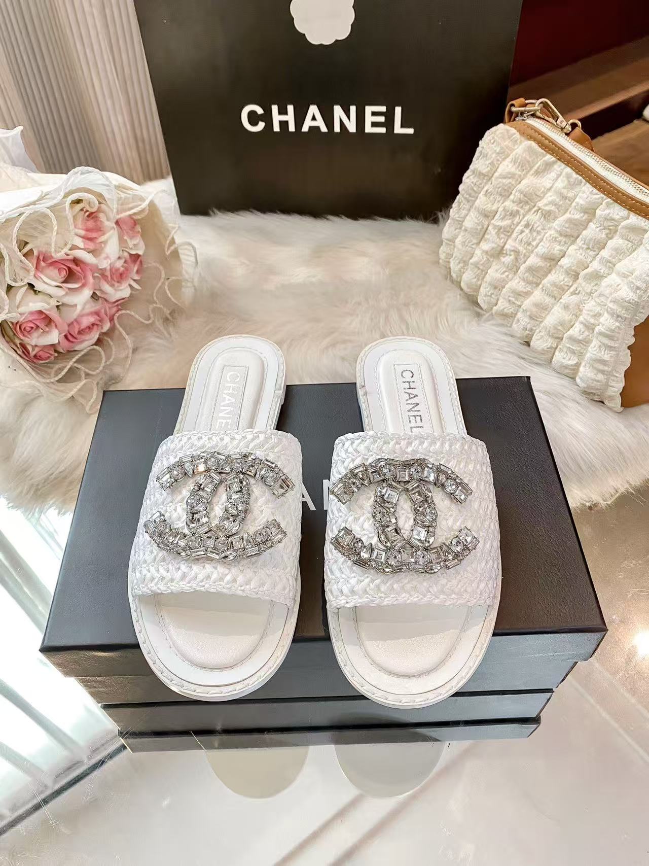 CHANE1 ダブルC クリスタルラインストーン編み込みスリッパ【50％割引+送料無料】