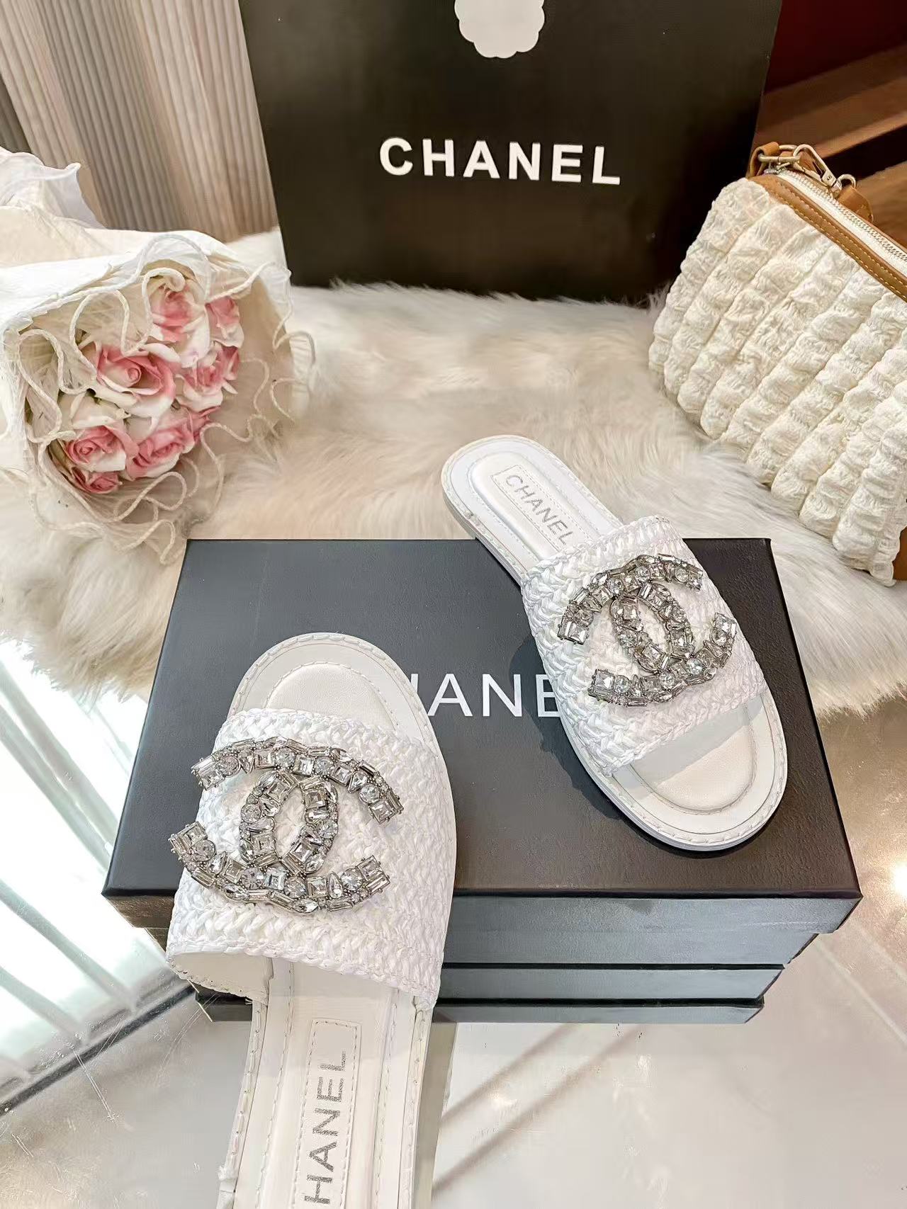 CHANE1 ダブルC クリスタルラインストーン編み込みスリッパ【50％割引+送料無料】