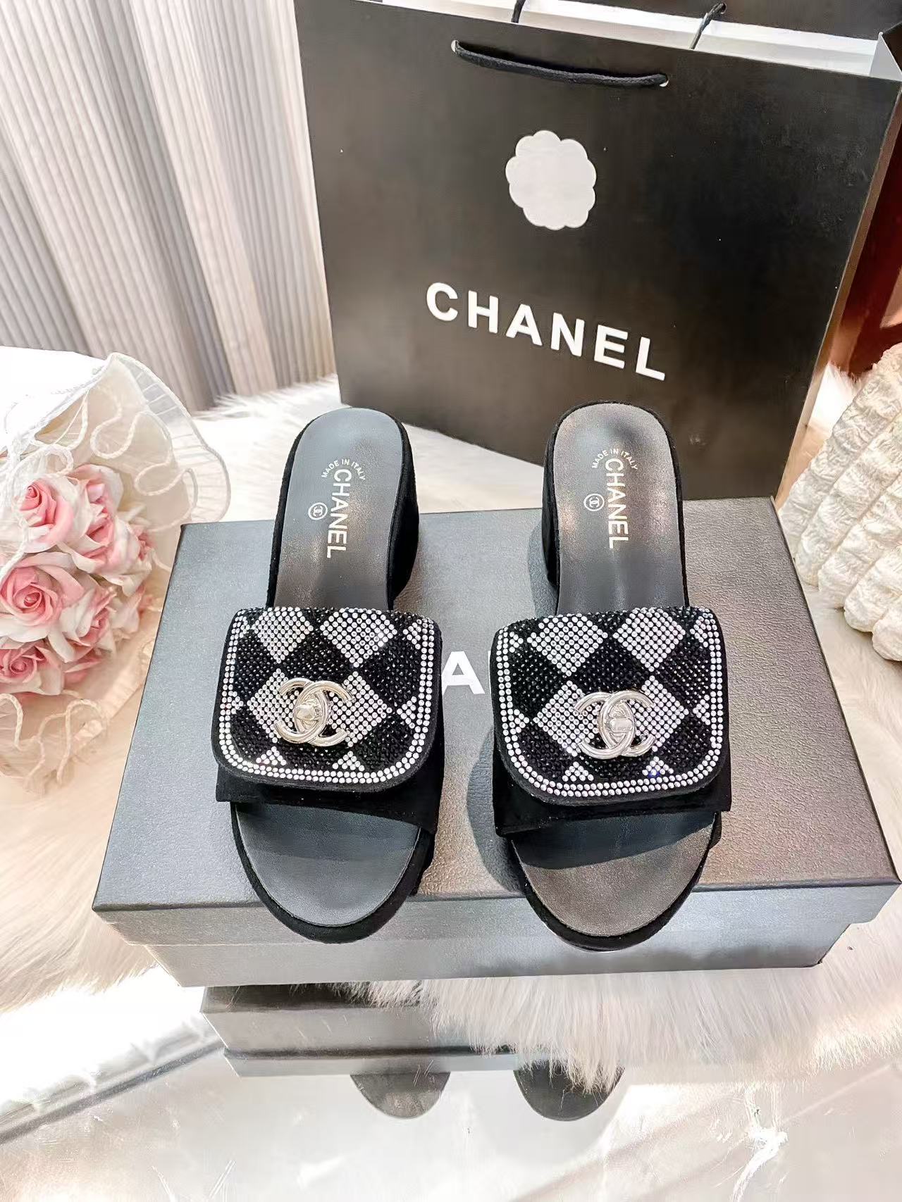 CHANEL ダイヤモンド装飾付きブロックヒール・ローシューズ【50％割引+送料無料】