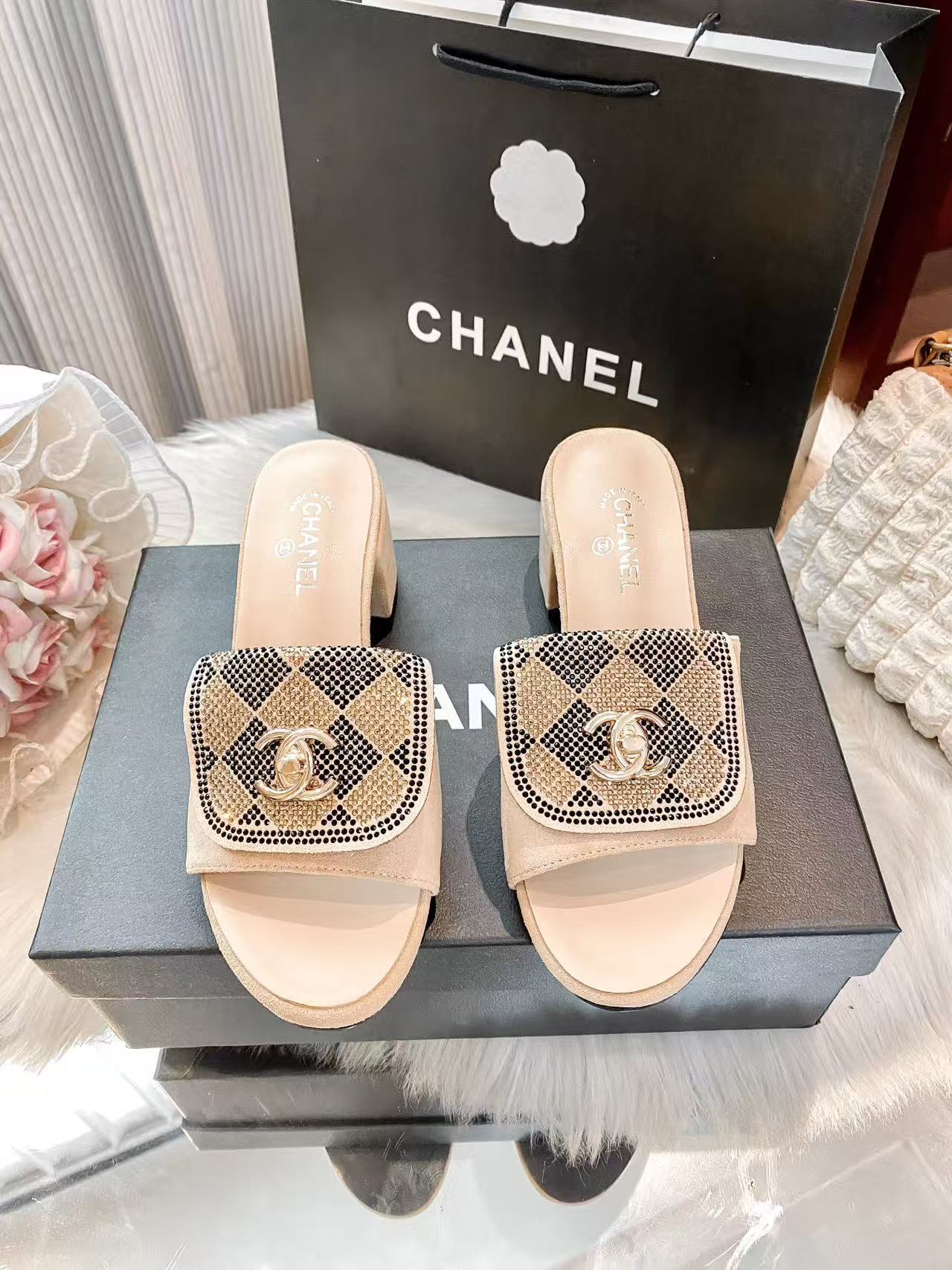CHANEL ダイヤモンド装飾付きブロックヒール・ローシューズ【50％割引+送料無料】