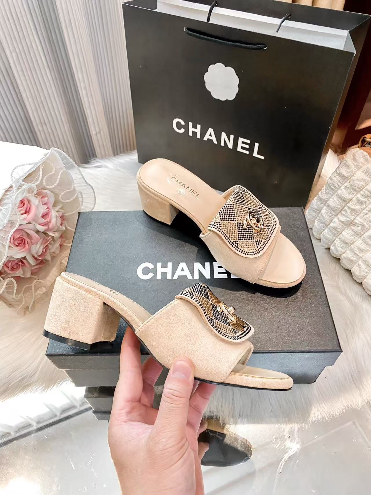 CHANEL ダイヤモンド装飾付きブロックヒール・ローシューズ【50％割引+送料無料】
