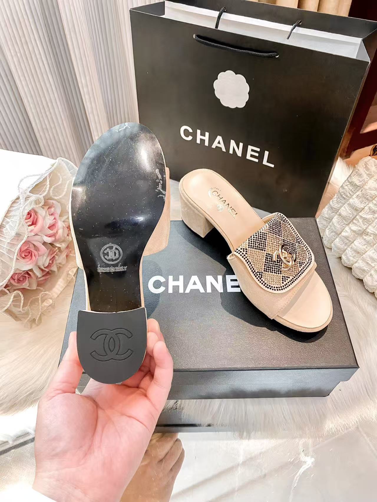 CHANEL ダイヤモンド装飾付きブロックヒール・ローシューズ【50％割引+送料無料】