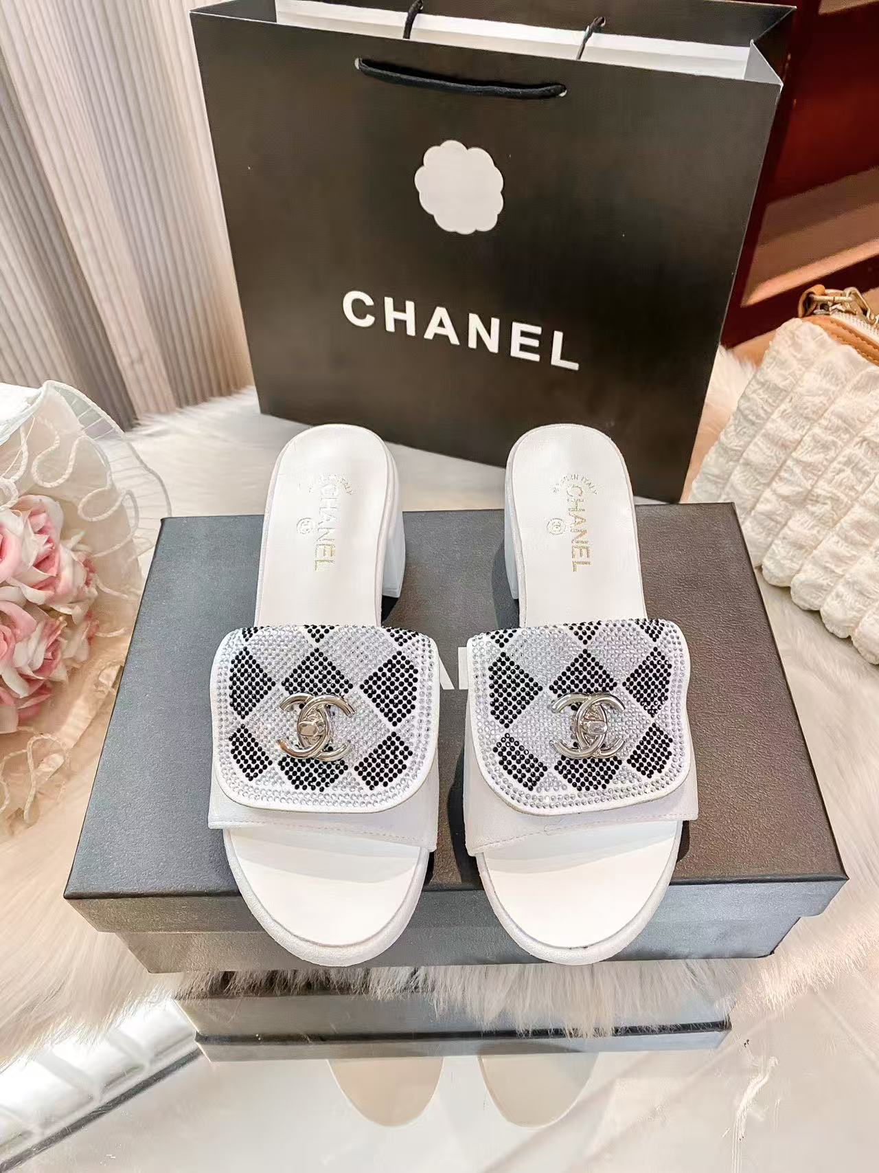 CHANEL ダイヤモンド装飾付きブロックヒール・ローシューズ【50％割引+送料無料】