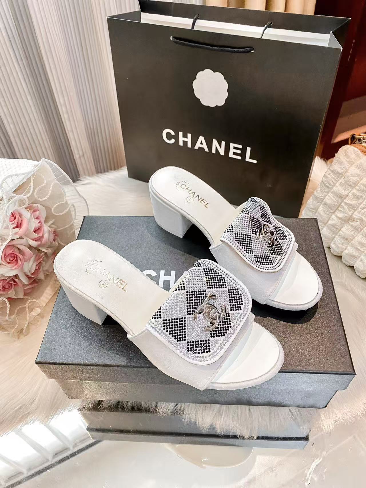 CHANEL ダイヤモンド装飾付きブロックヒール・ローシューズ【50％割引+送料無料】