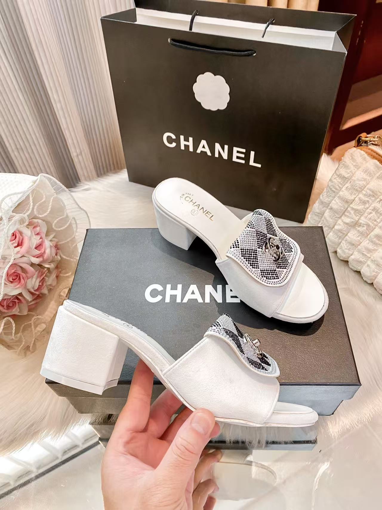 CHANEL ダイヤモンド装飾付きブロックヒール・ローシューズ【50％割引+送料無料】