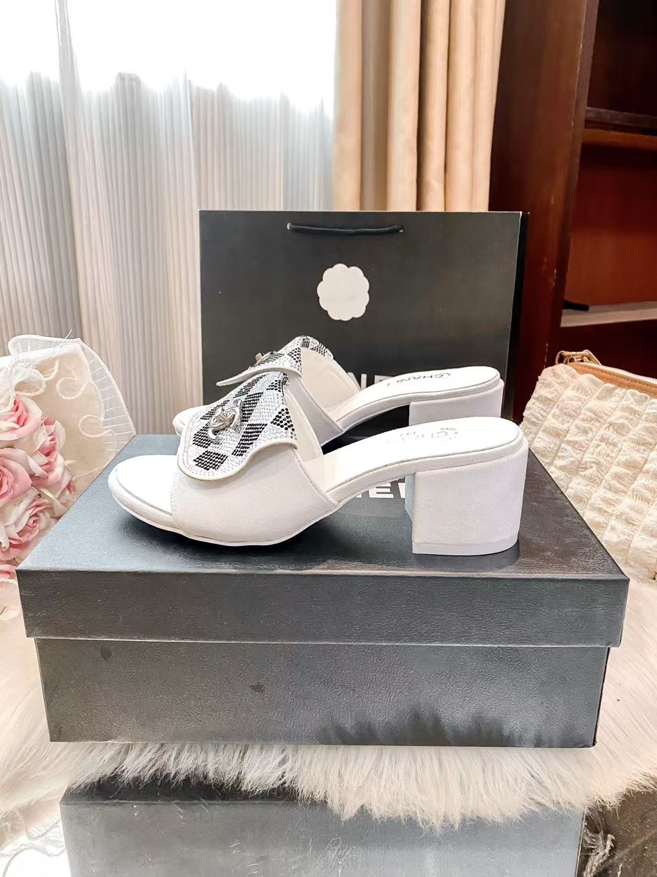 CHANEL ダイヤモンド装飾付きブロックヒール・ローシューズ【50％割引+送料無料】