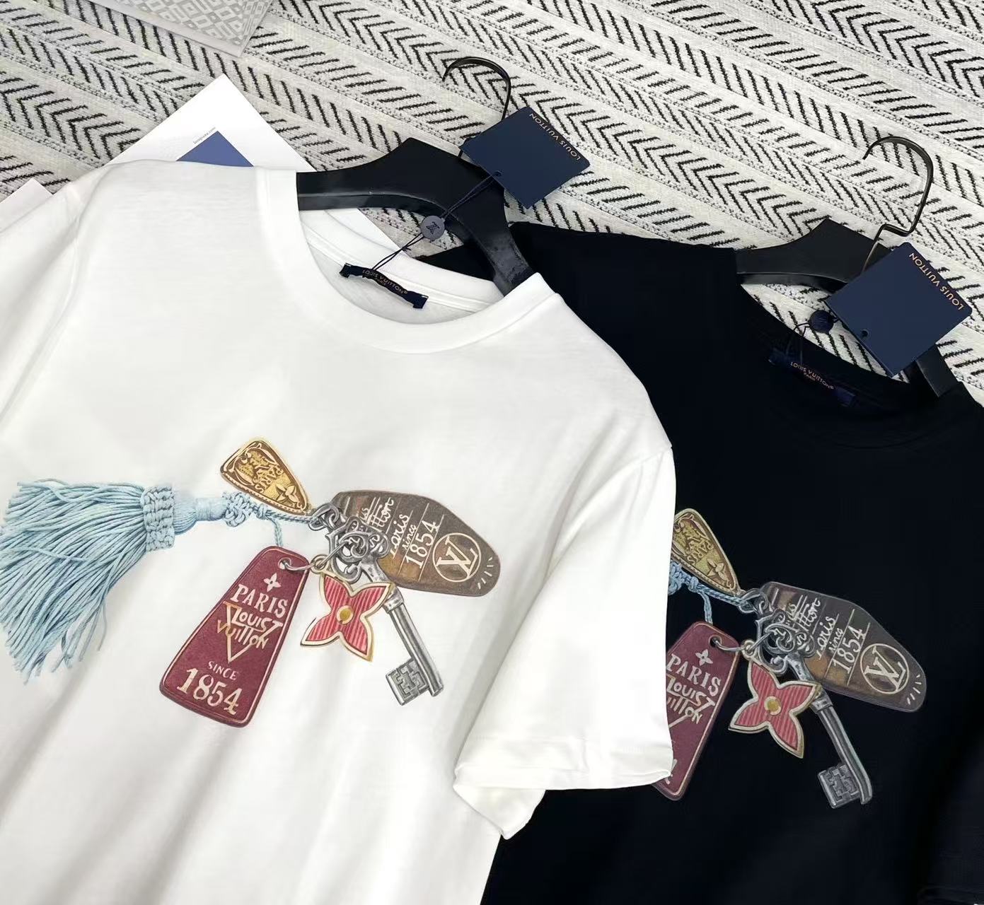 LVキーホルダーTシャツ【50％割引+送料無料】