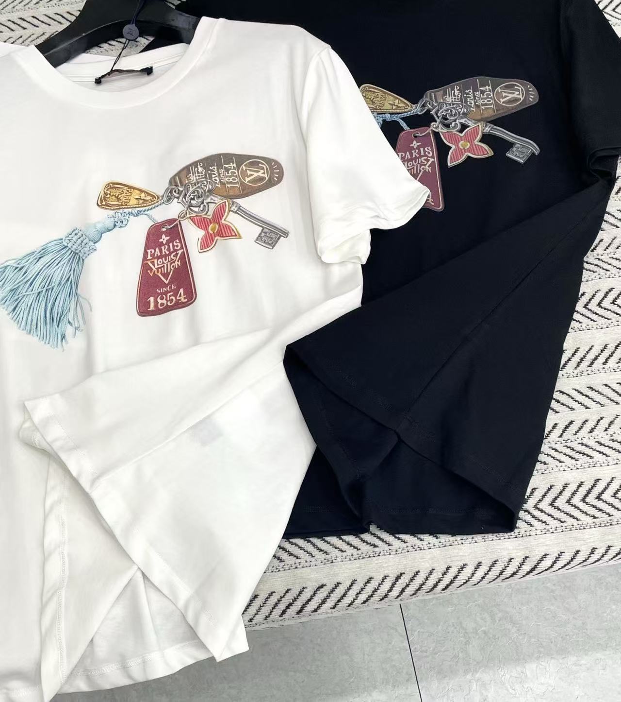 LVキーホルダーTシャツ【50％割引+送料無料】