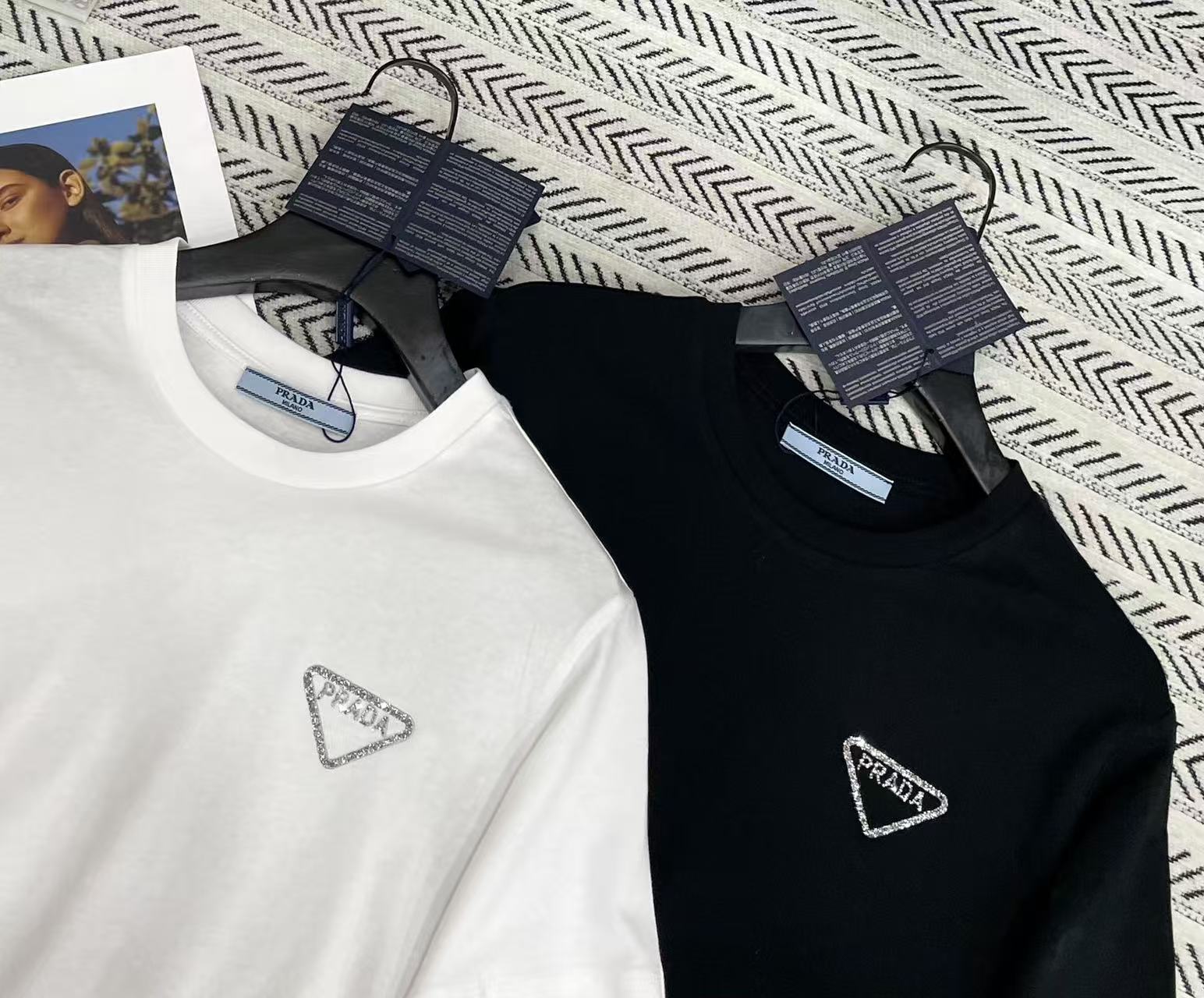 PR4DA トライアングルロゴ＆ラインストーンレタリング Tシャツ【50％割引+送料無料】