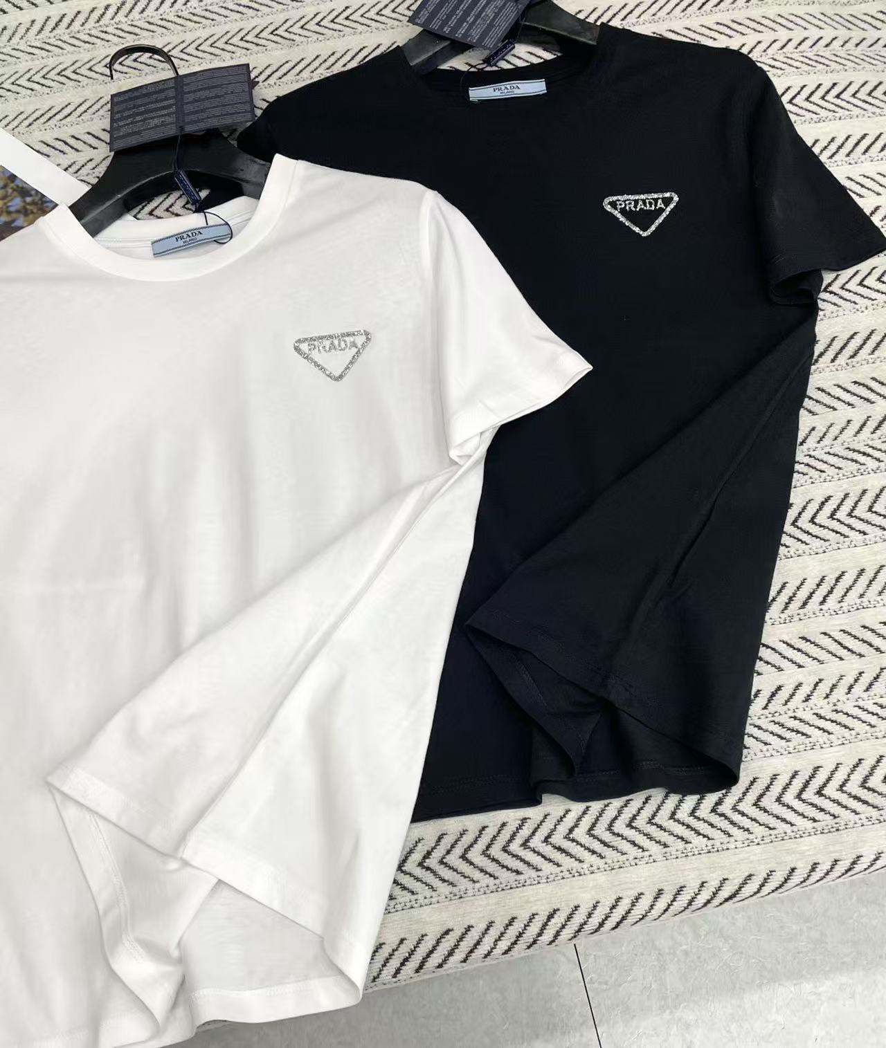 PR4DA トライアングルロゴ＆ラインストーンレタリング Tシャツ【50％割引+送料無料】
