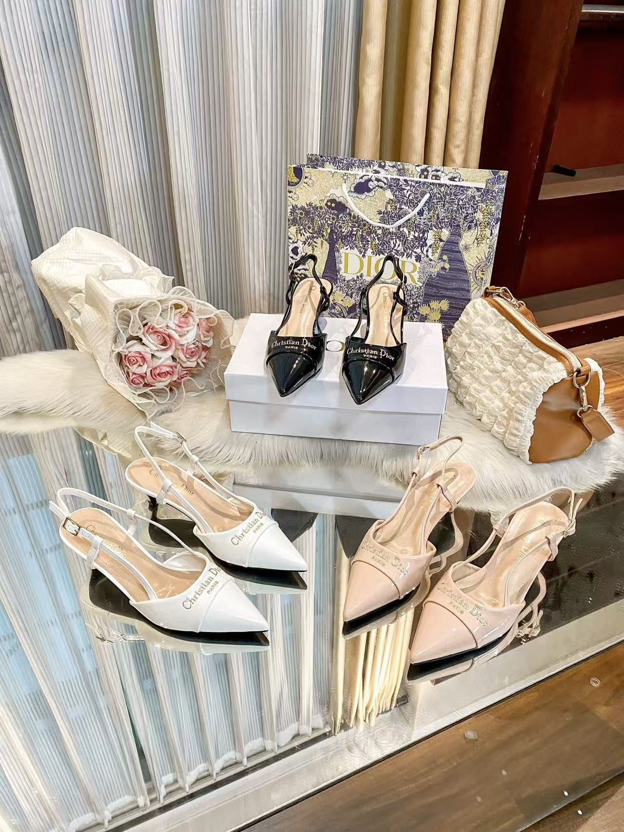 DIOR レタリング入りポインテッドトゥ・ローヒールシューズ【50％割引+送料無料】