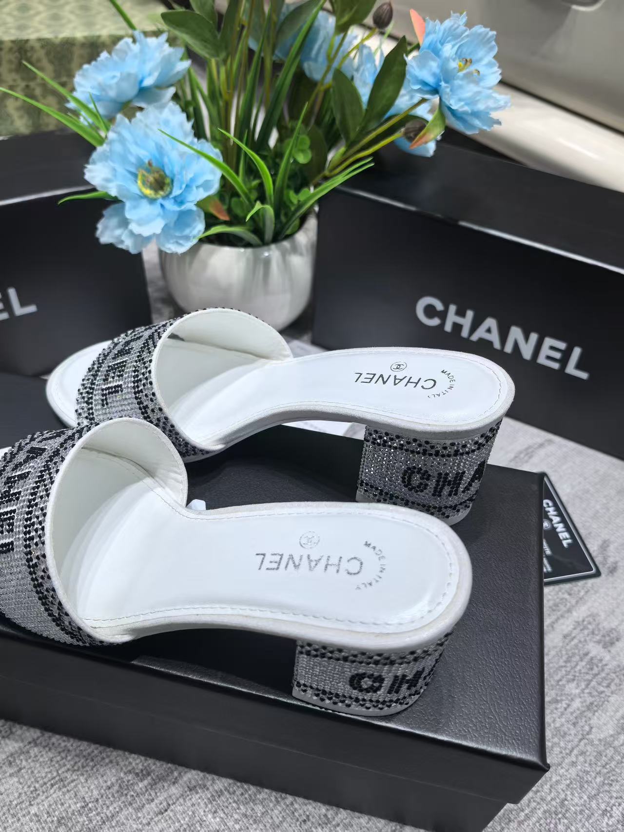 CHANE1 ラインストーン付きローヒールシューズ【50％割引+送料無料】