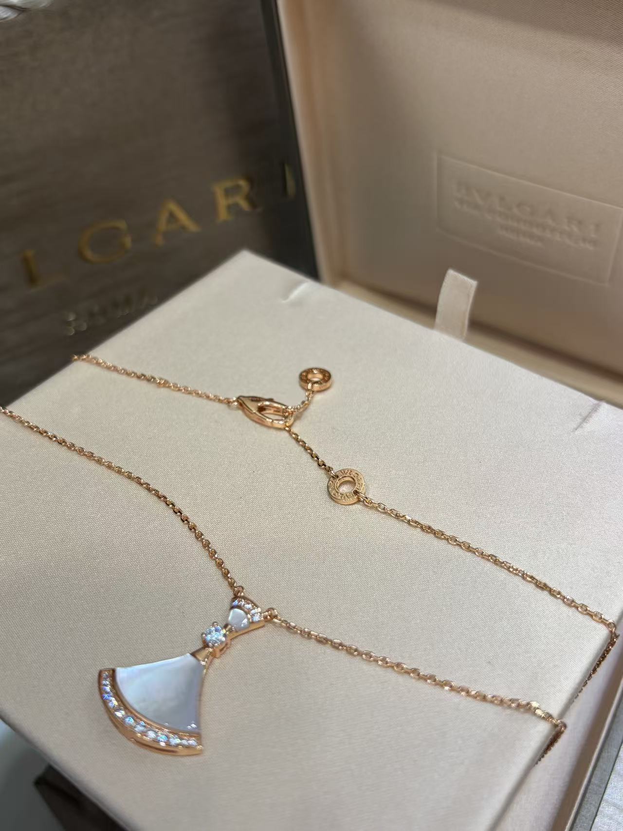 BVLGAR1白蝶貝の扇形ネックレス【50％割引+送料無料】