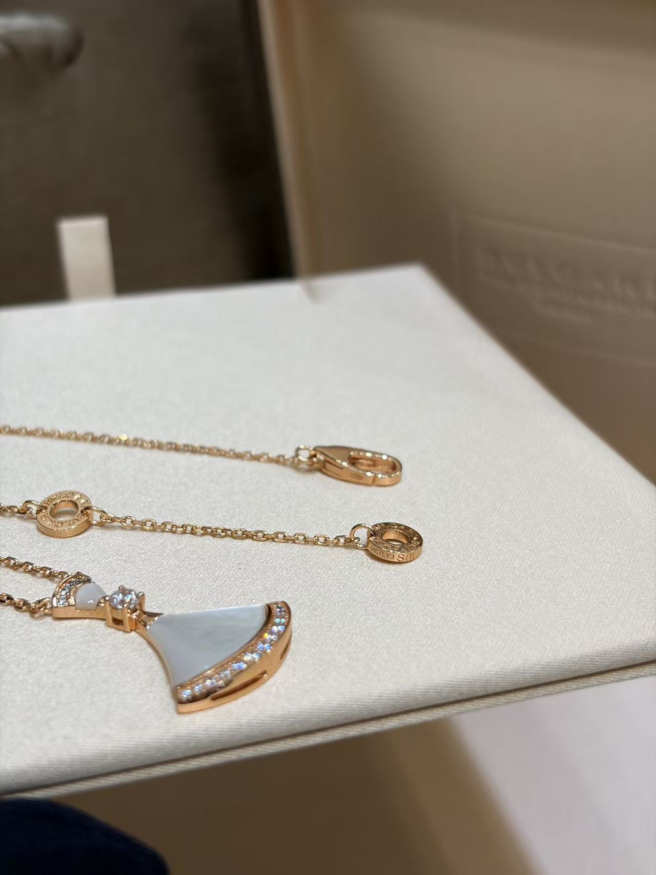 BVLGAR1白蝶貝の扇形ネックレス【50％割引+送料無料】