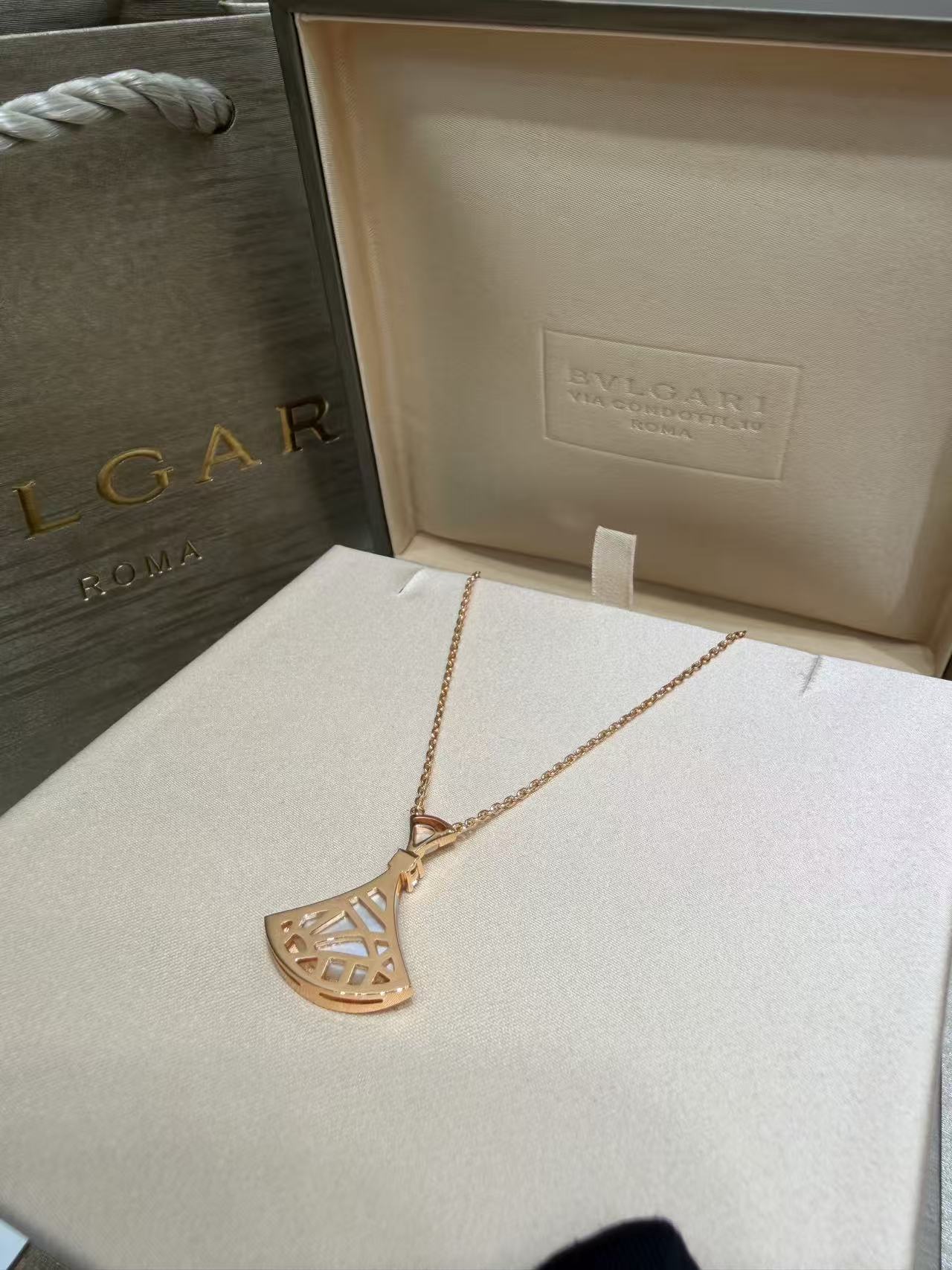 BVLGAR1白蝶貝の扇形ネックレス【50％割引+送料無料】