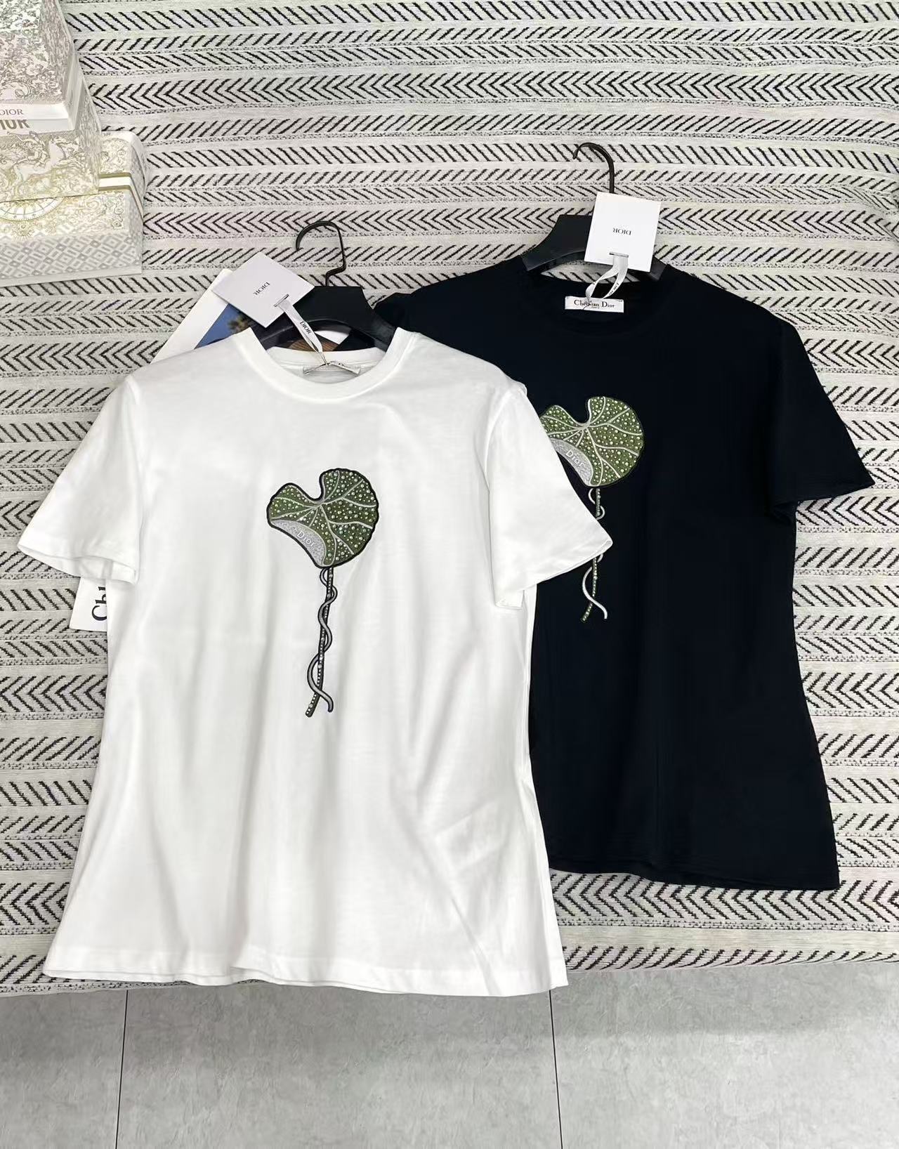 DI0R刺繍とビーズ装飾の3D花びらTシャツ【50％割引+送料無料】