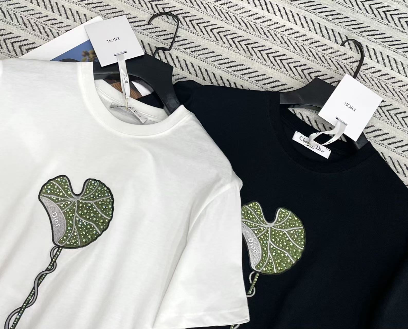 DI0R刺繍とビーズ装飾の3D花びらTシャツ【50％割引+送料無料】