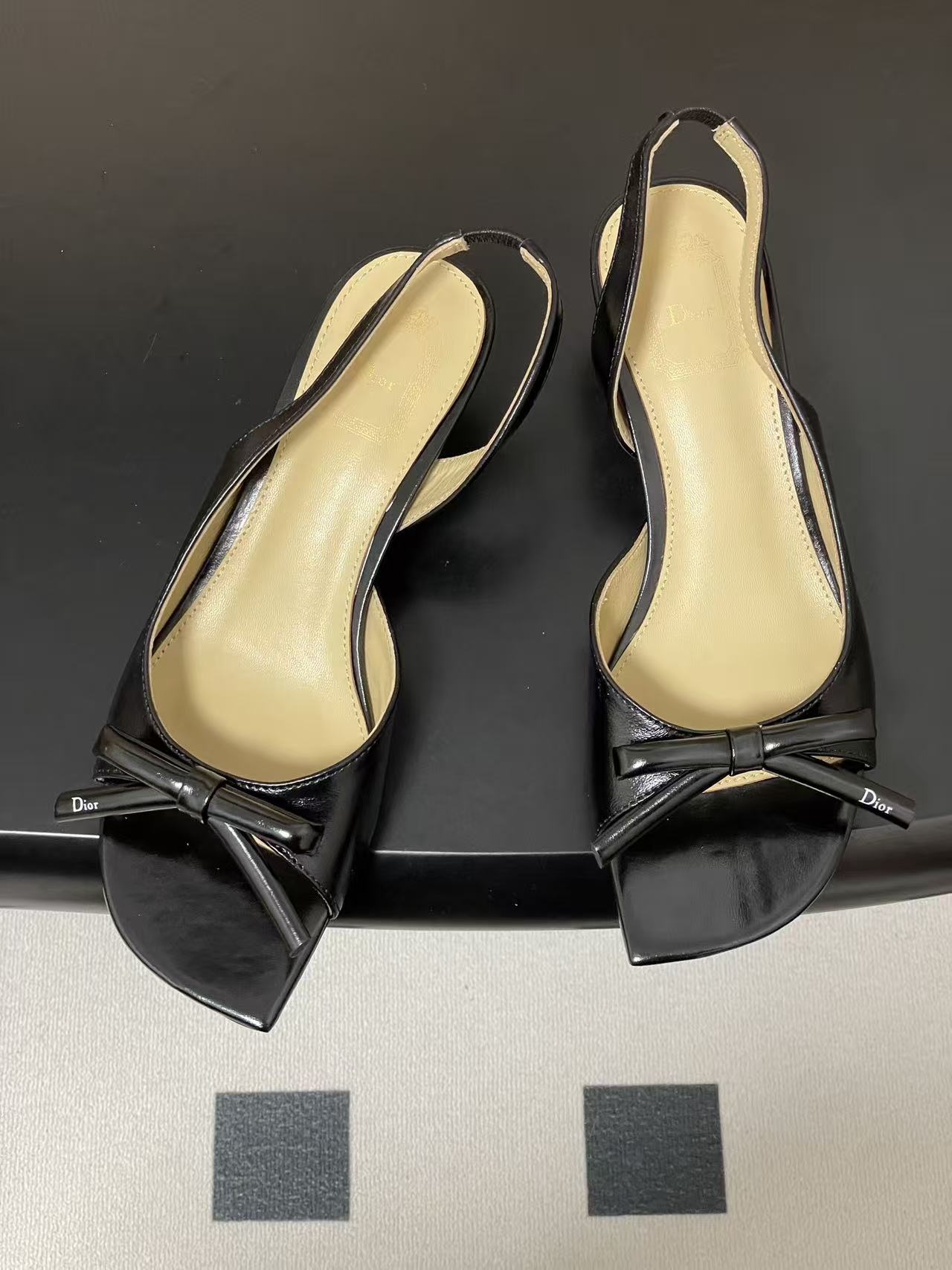 DIOR 上質なピープトゥ・ローヒールシューズ【50％割引+送料無料】