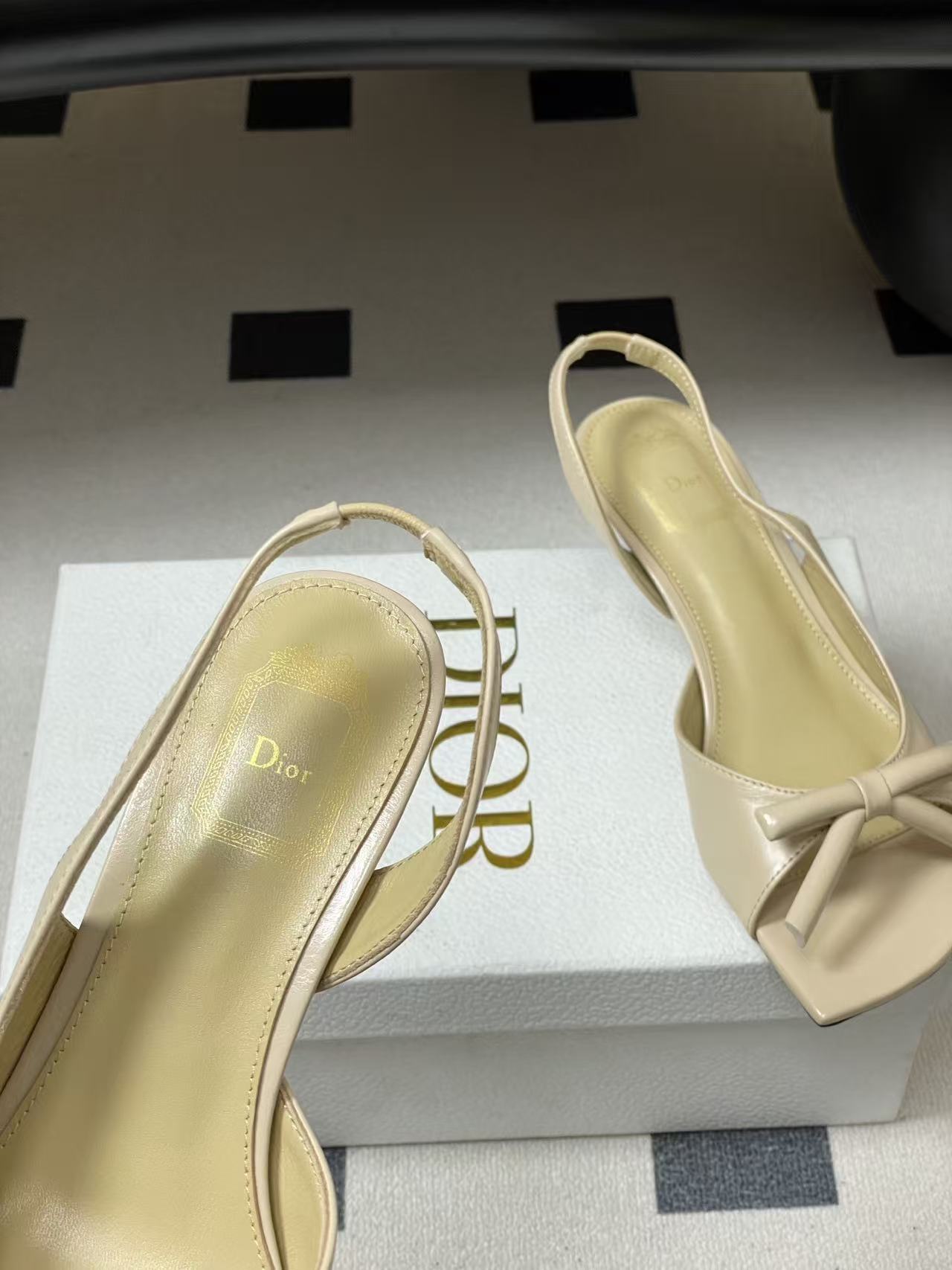 DIOR 上質なピープトゥ・ローヒールシューズ【50％割引+送料無料】