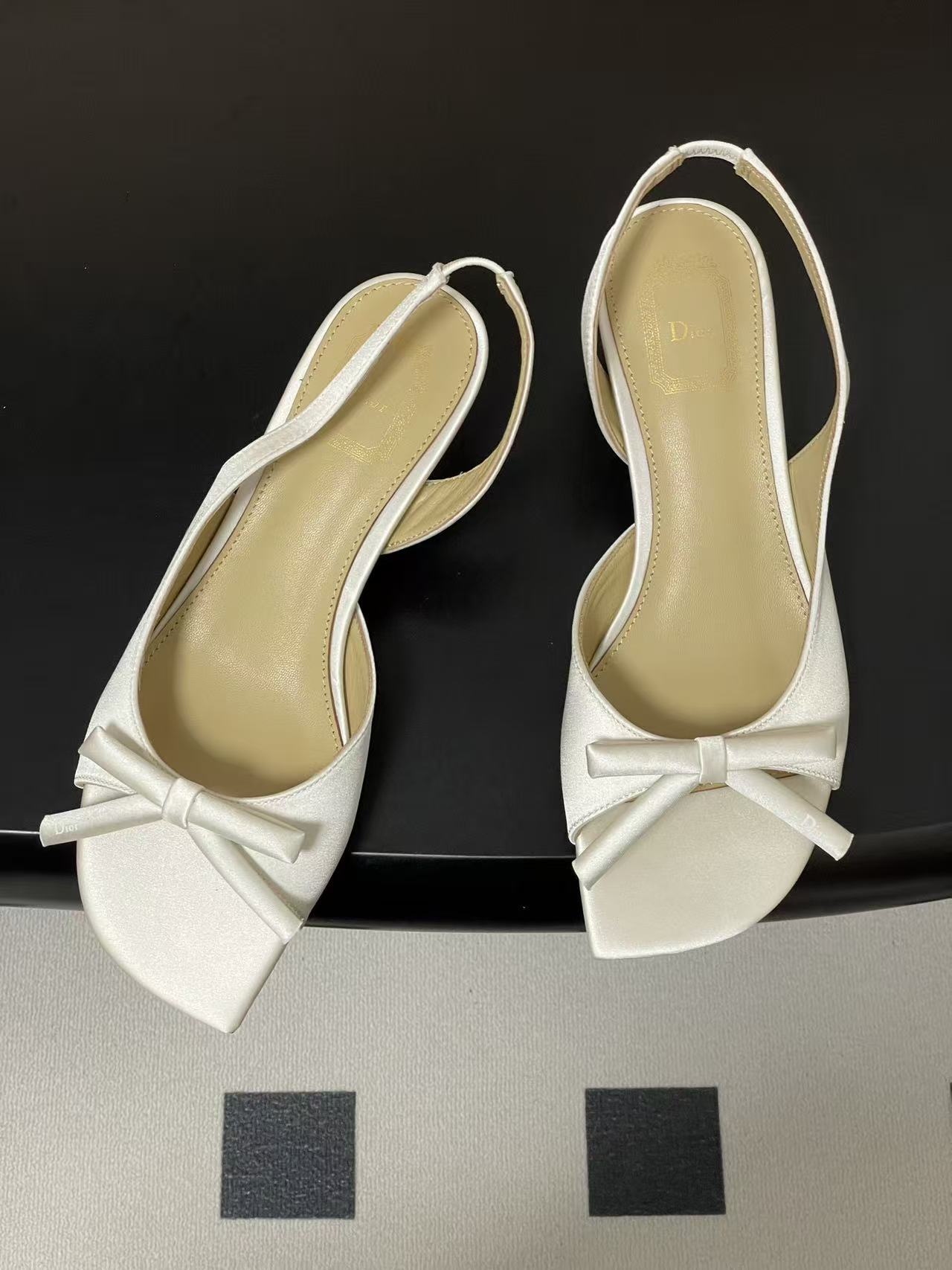 DIOR 上質なピープトゥ・ローヒールシューズ【50％割引+送料無料】