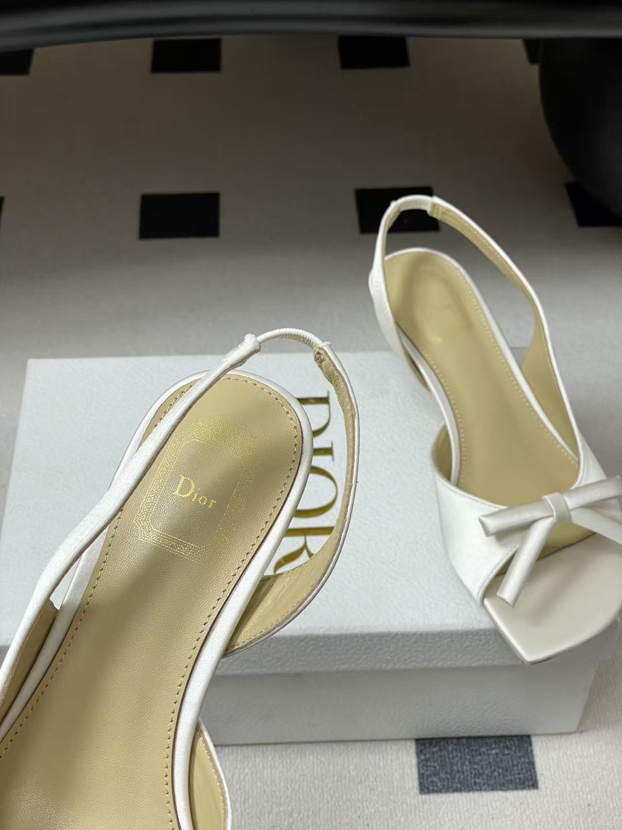 DIOR 上質なピープトゥ・ローヒールシューズ【50％割引+送料無料】