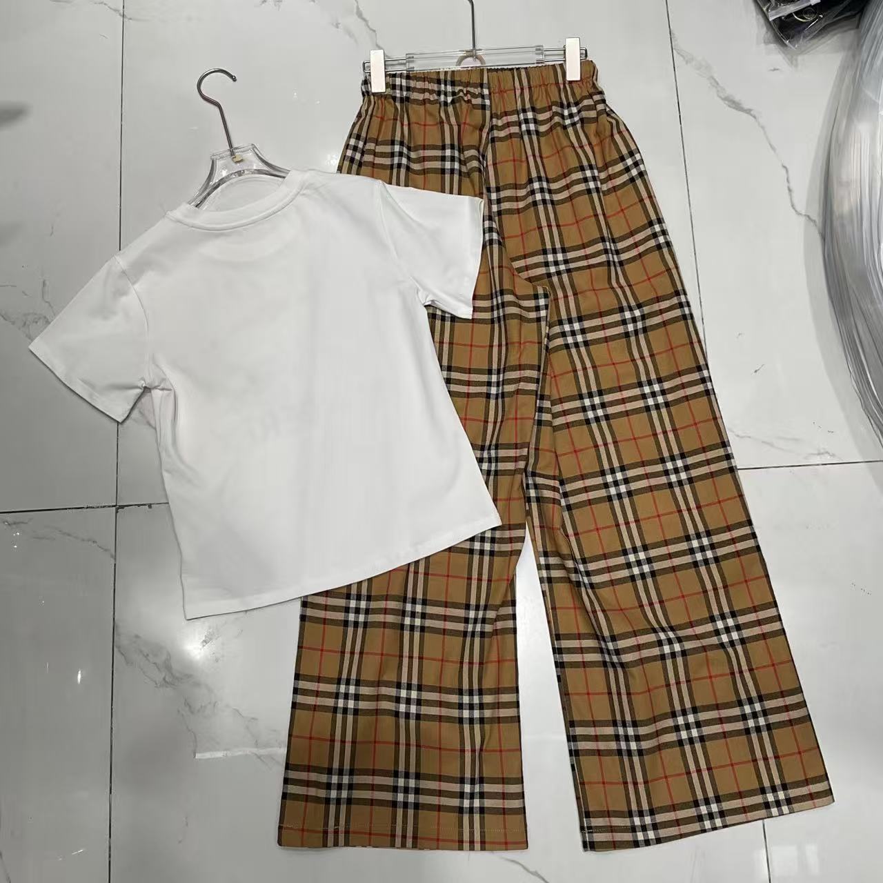 BUR8ERRY Tシャツ + チェック柄パンツ【50％割引+送料無料】