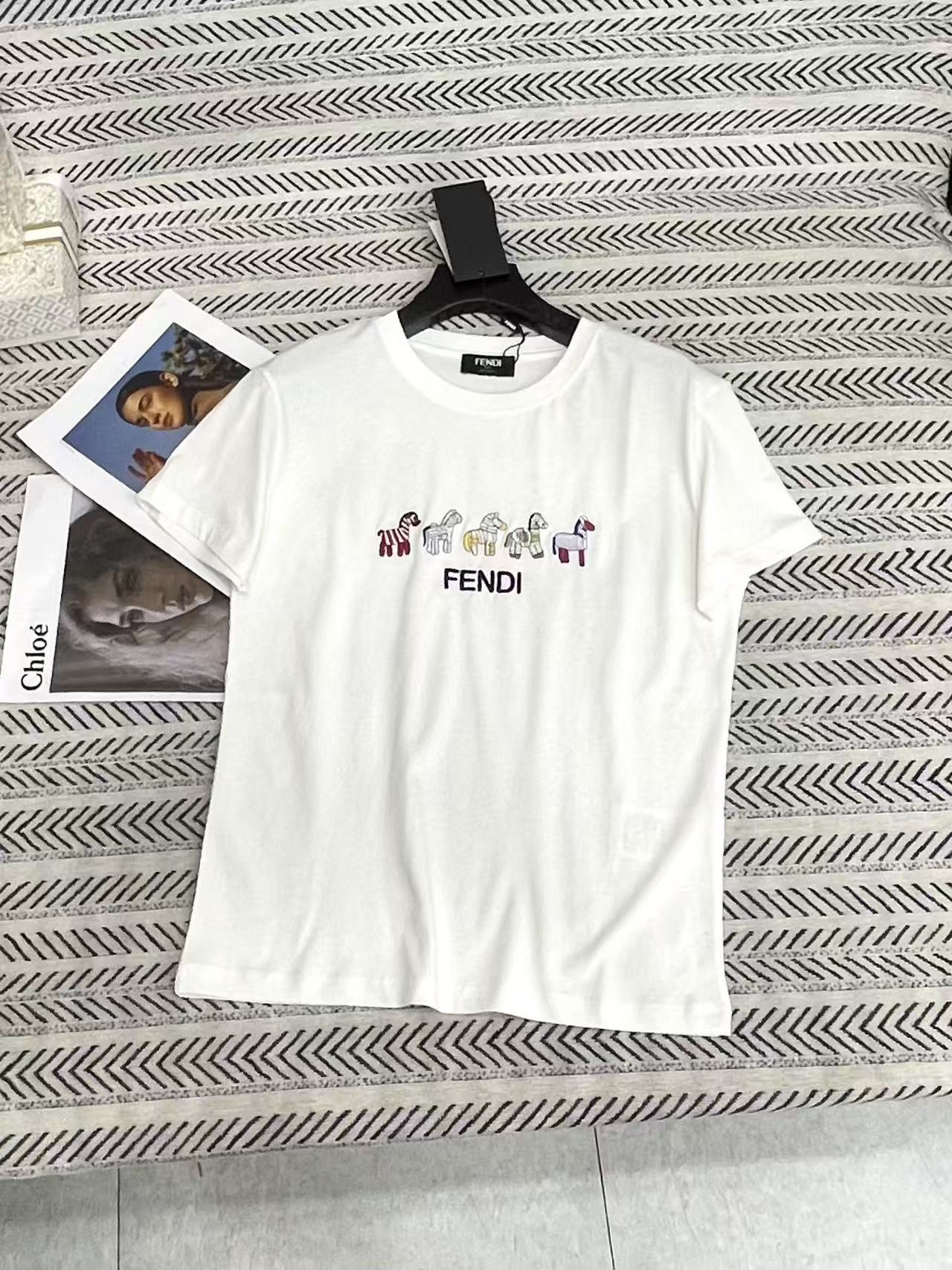 FEND1 スモールポニー刺繍 レタリングTシャツ【50％割引+送料無料】