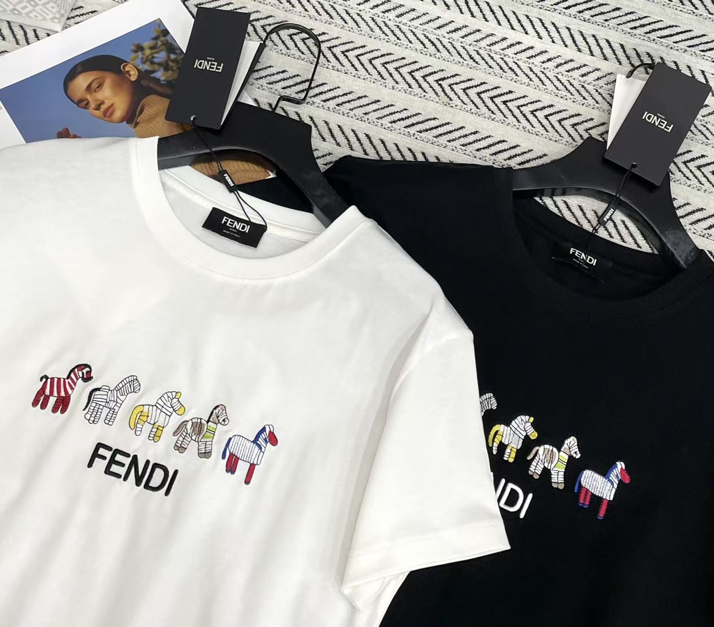 FEND1 スモールポニー刺繍 レタリングTシャツ【50％割引+送料無料】