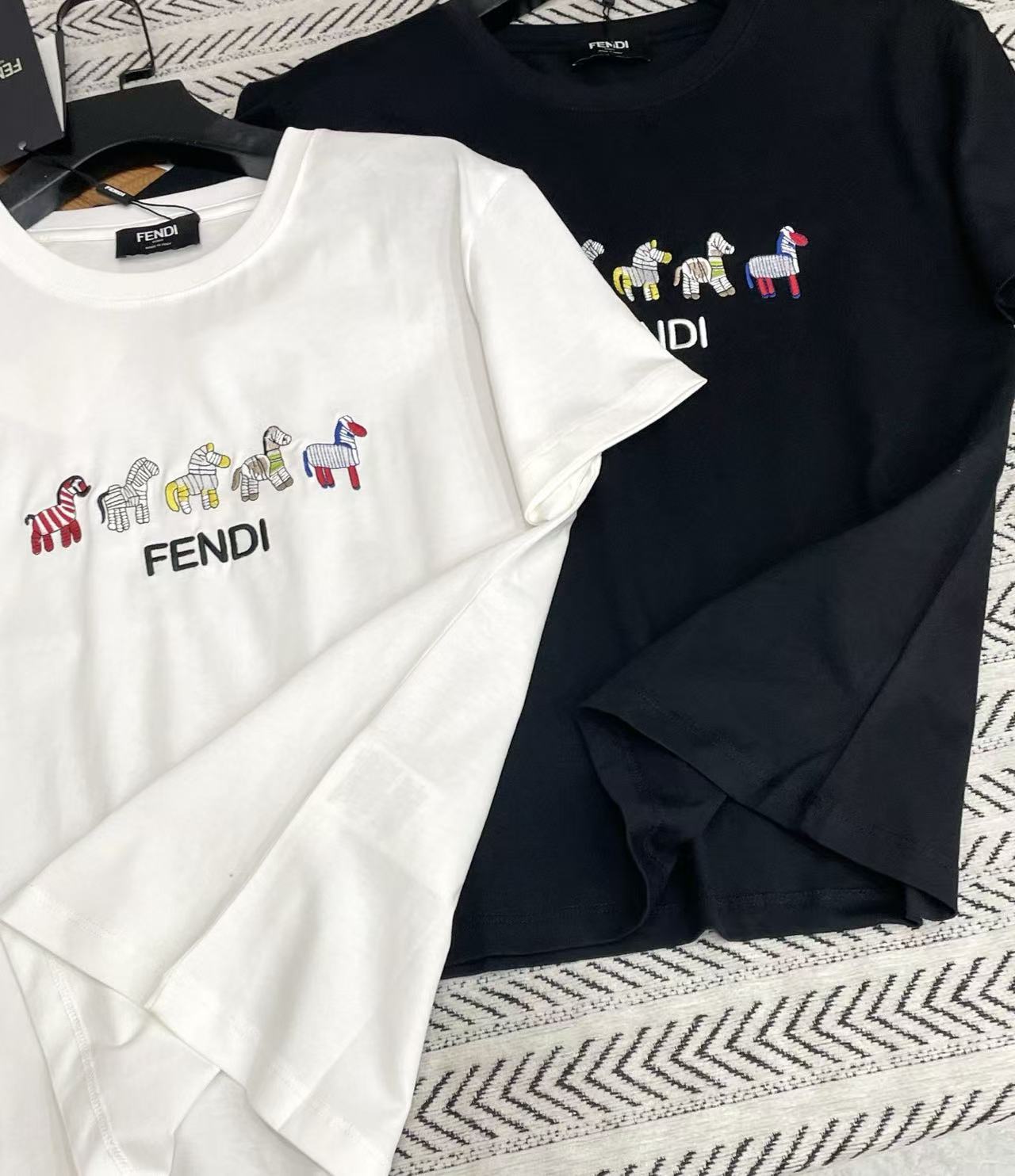 FEND1 スモールポニー刺繍 レタリングTシャツ【50％割引+送料無料】