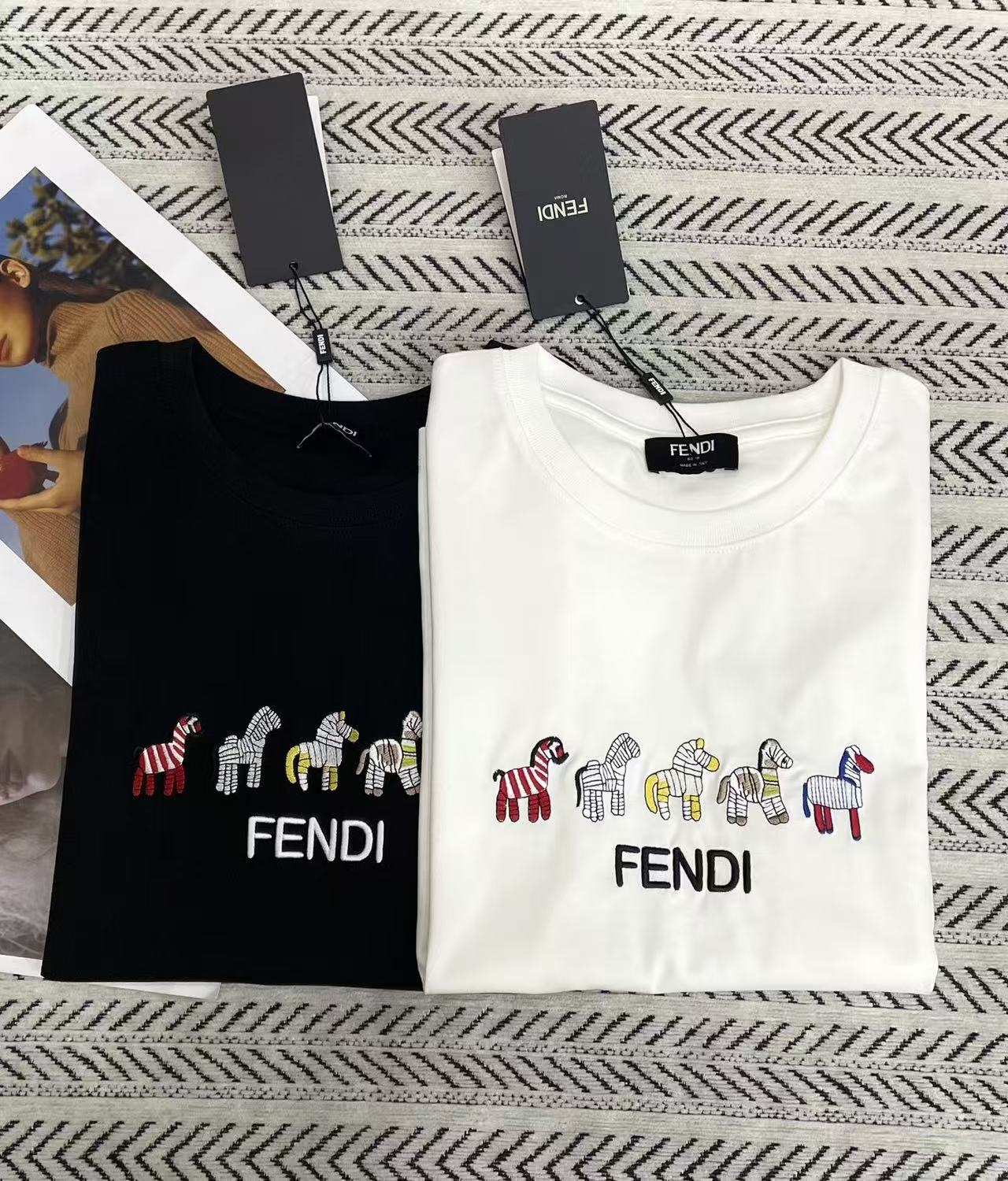 FEND1 スモールポニー刺繍 レタリングTシャツ【50％割引+送料無料】