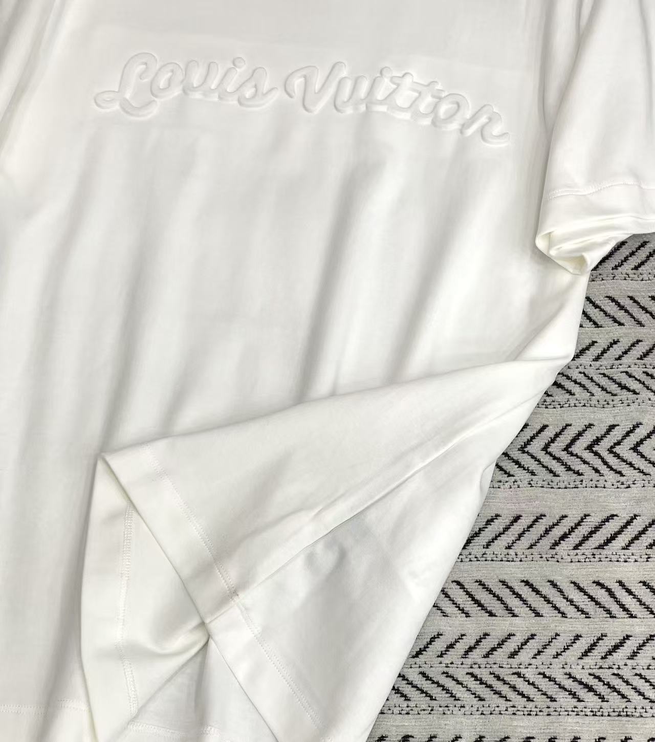 LVエンボス 3DレタリングTシャツ【50％割引+送料無料】