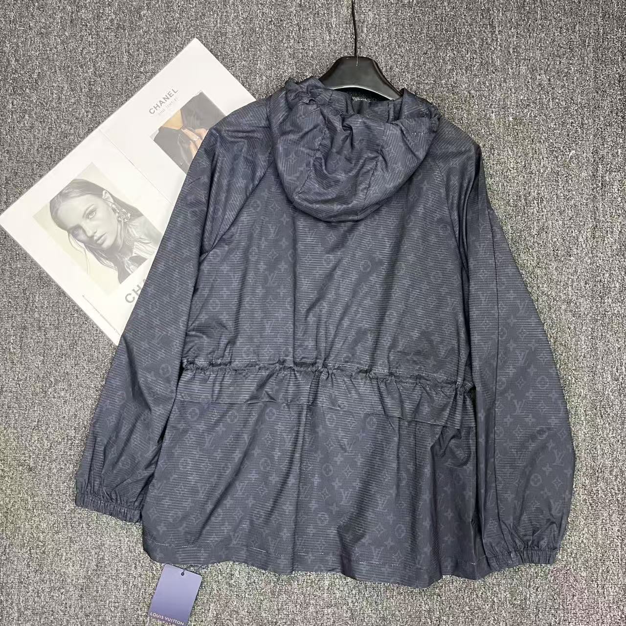 LVプリント フーデッドウィンドブレーカー【50％割引+送料無料】