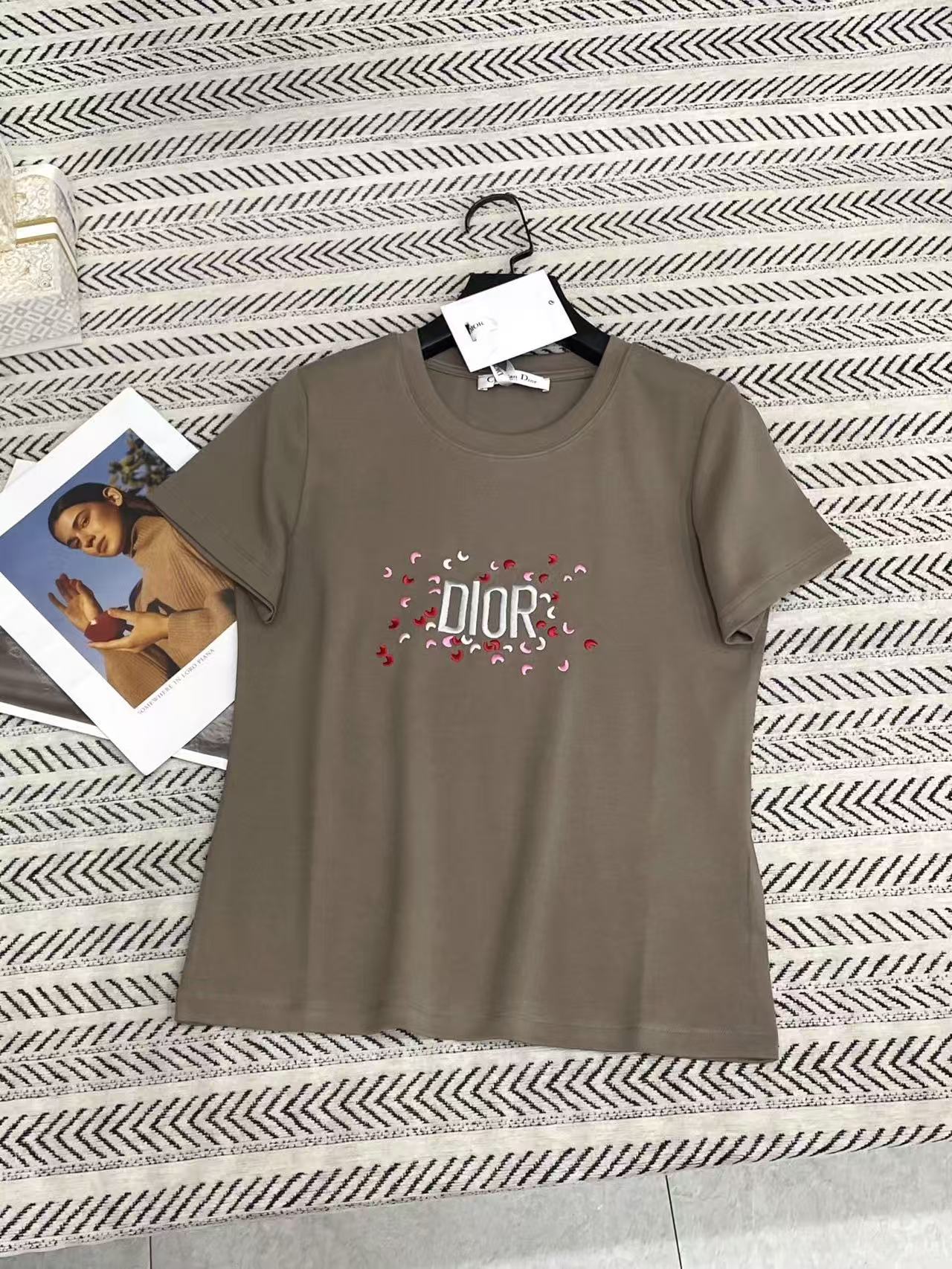 DIOR 刺繍ロゴTシャツ【50％割引+送料無料】