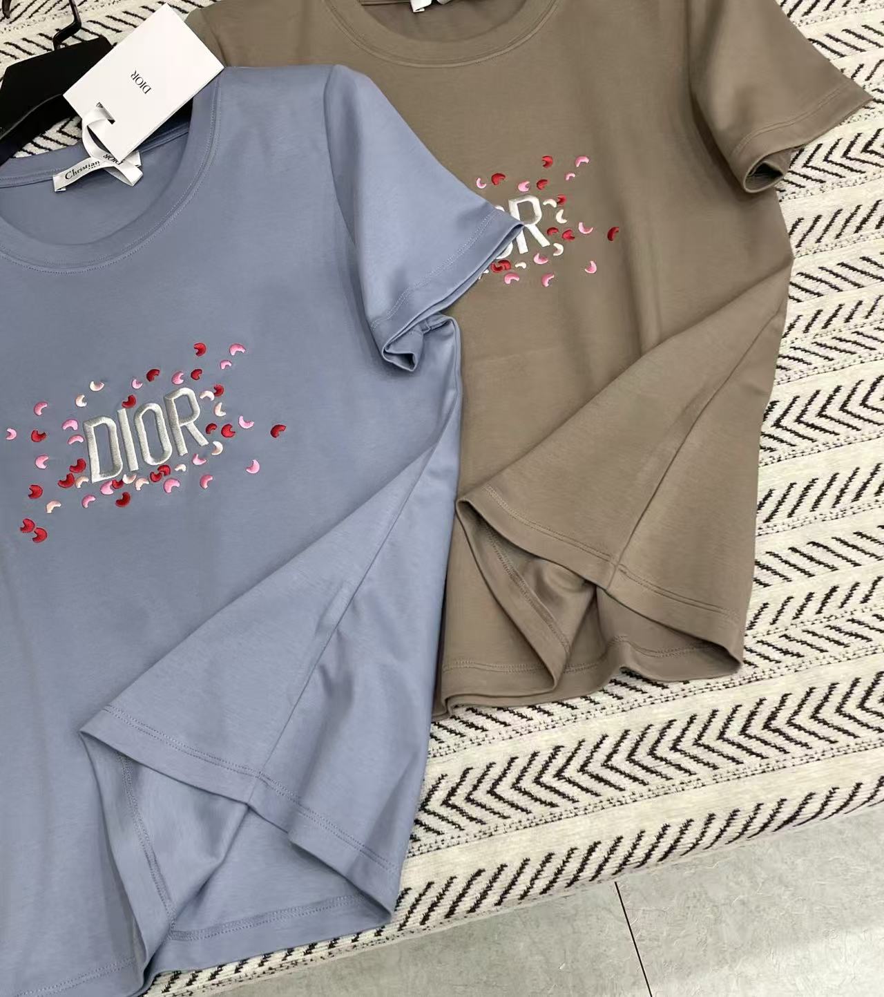 DIOR 刺繍ロゴTシャツ【50％割引+送料無料】