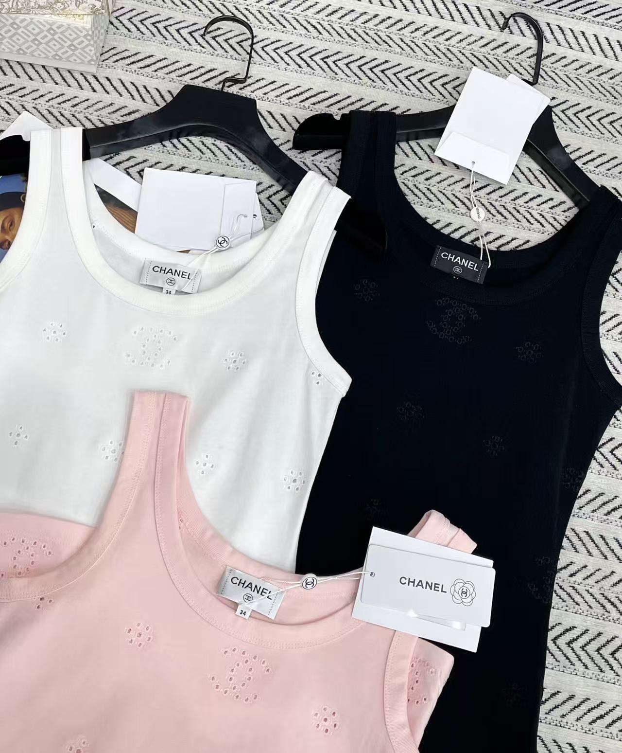 CHANE1 刺繍ロゴ入りレターベスト/Tシャツ【50％割引+送料無料】