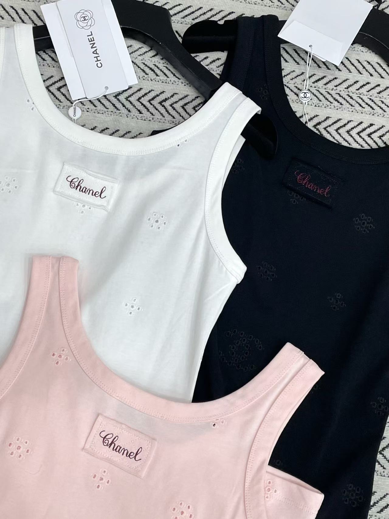 CHANE1 刺繍ロゴ入りレターベスト/Tシャツ【50％割引+送料無料】