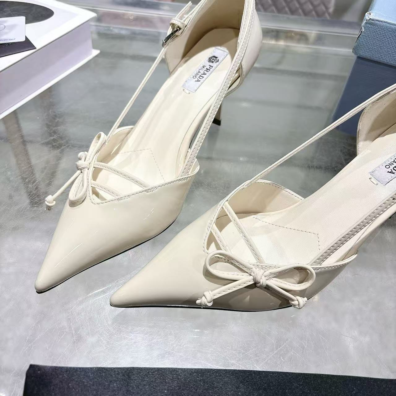 PR4DA 高品質蝶ネクタイ付きポインテッドトゥハイヒール【50％割引+送料無料】