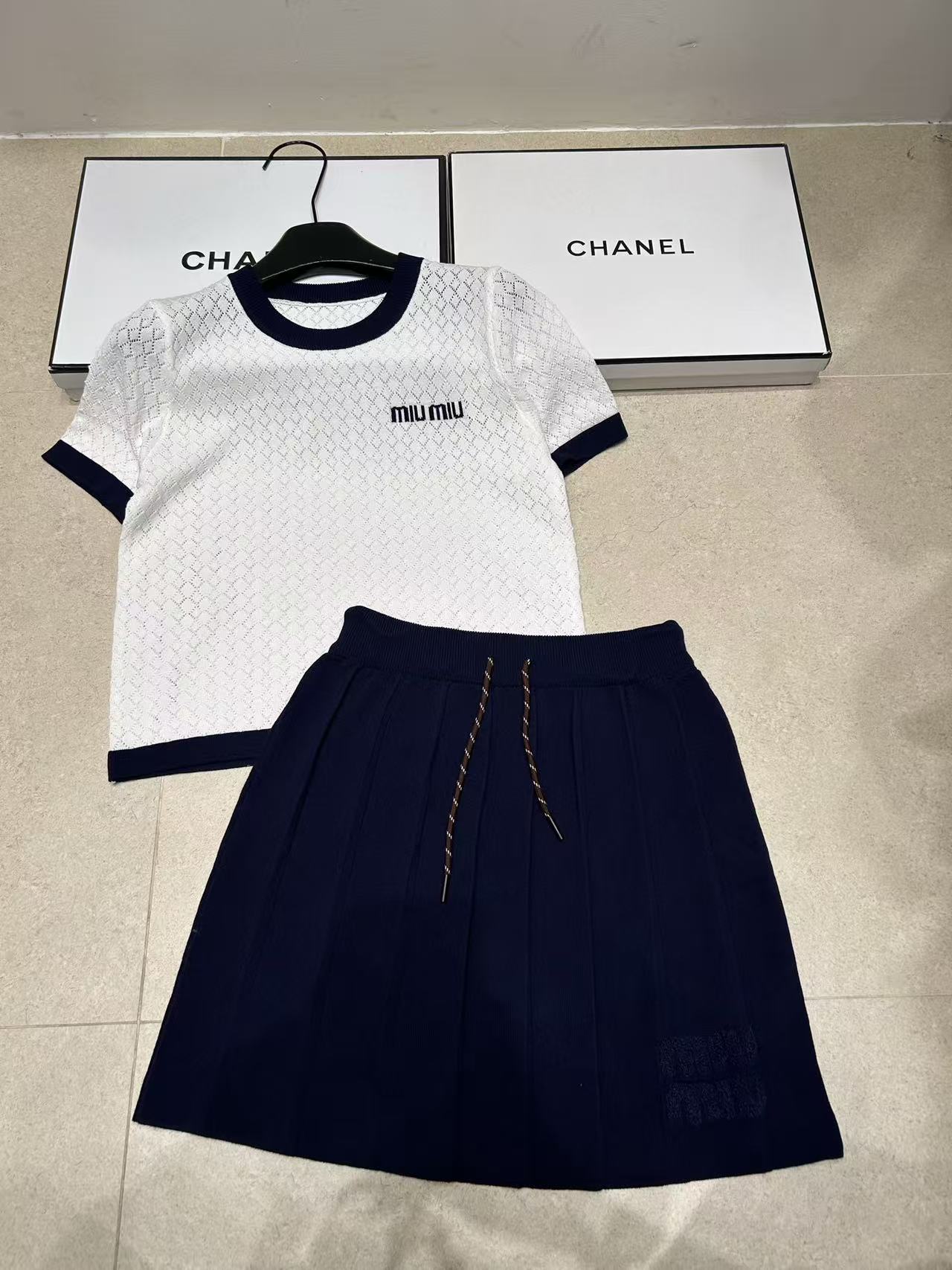 M1UM1U シンプルなウールスーツ【50％割引+送料無料】