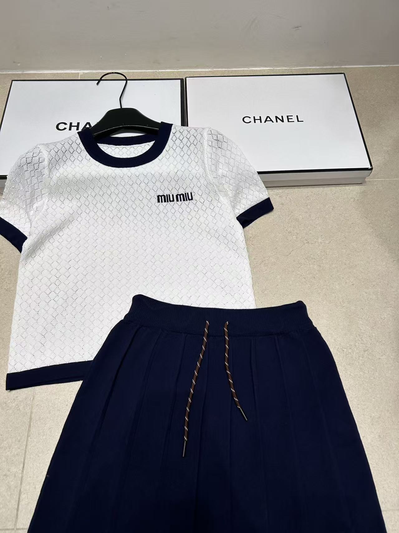 M1UM1U シンプルなウールスーツ【50％割引+送料無料】