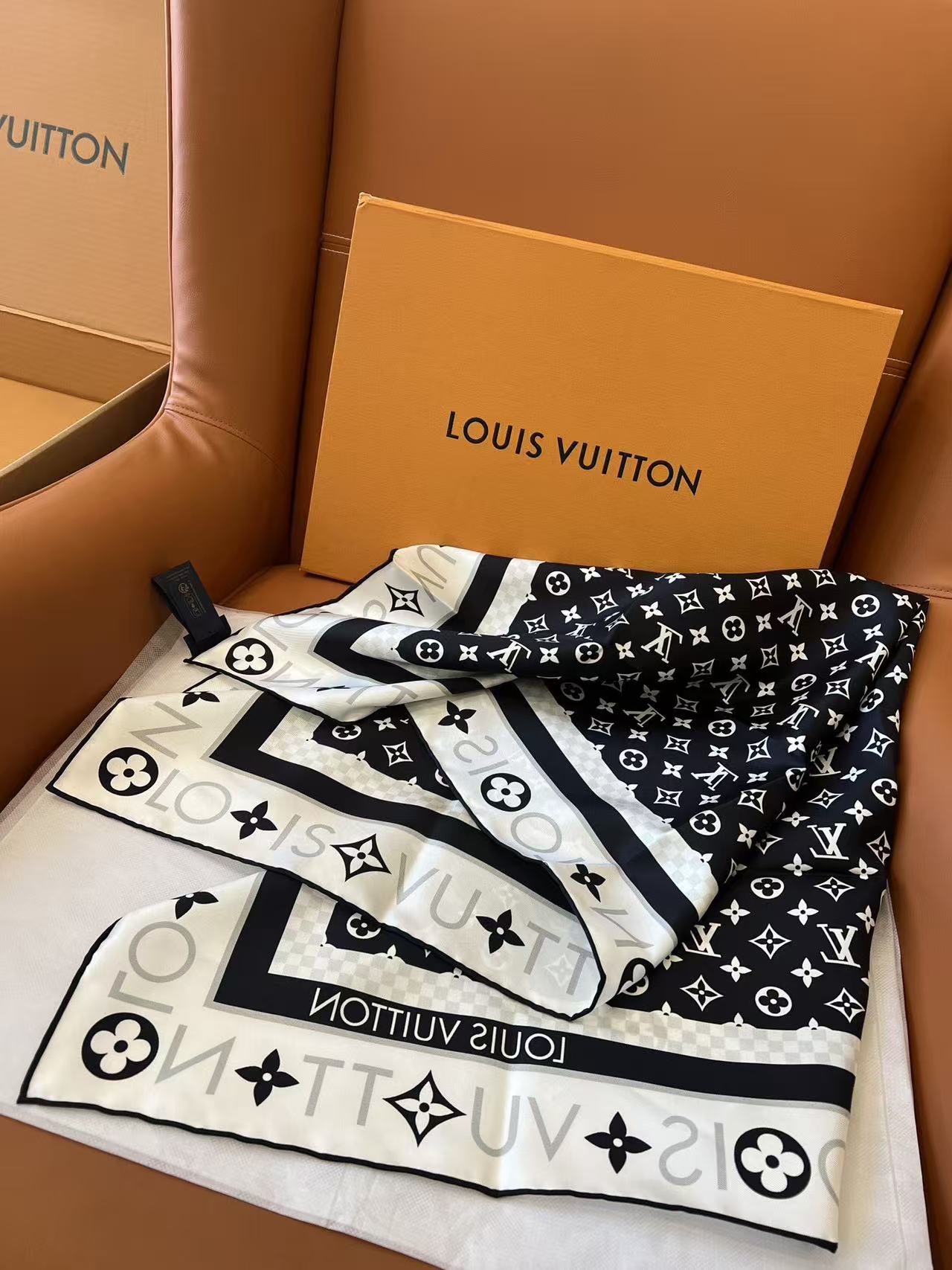 LV 四つ葉のクローバー柄 シルクスカーフ【50％割引+送料無料】