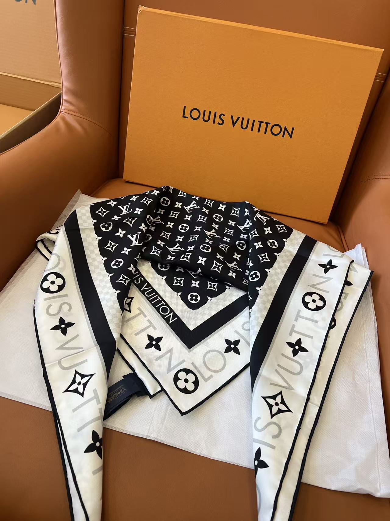 LV 四つ葉のクローバー柄 シルクスカーフ【50％割引+送料無料】