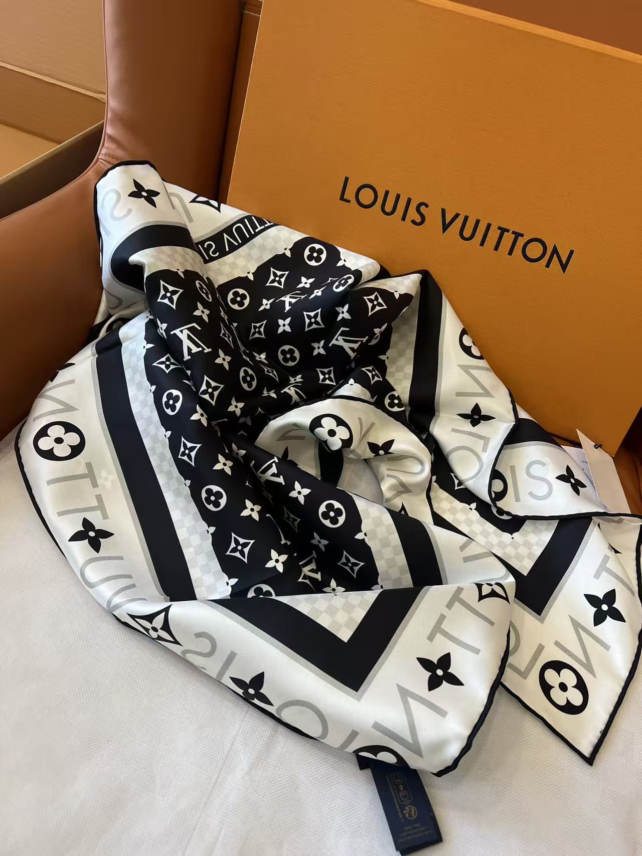 LV 四つ葉のクローバー柄 シルクスカーフ【50％割引+送料無料】