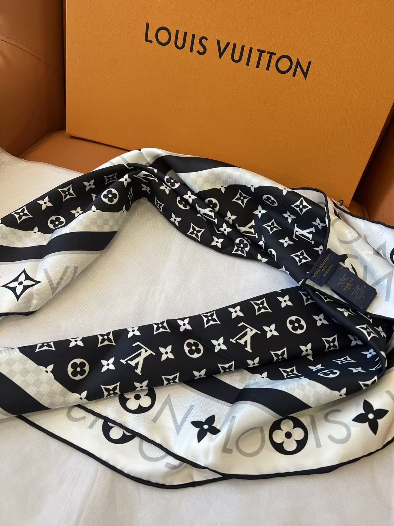 LV 四つ葉のクローバー柄 シルクスカーフ【50％割引+送料無料】