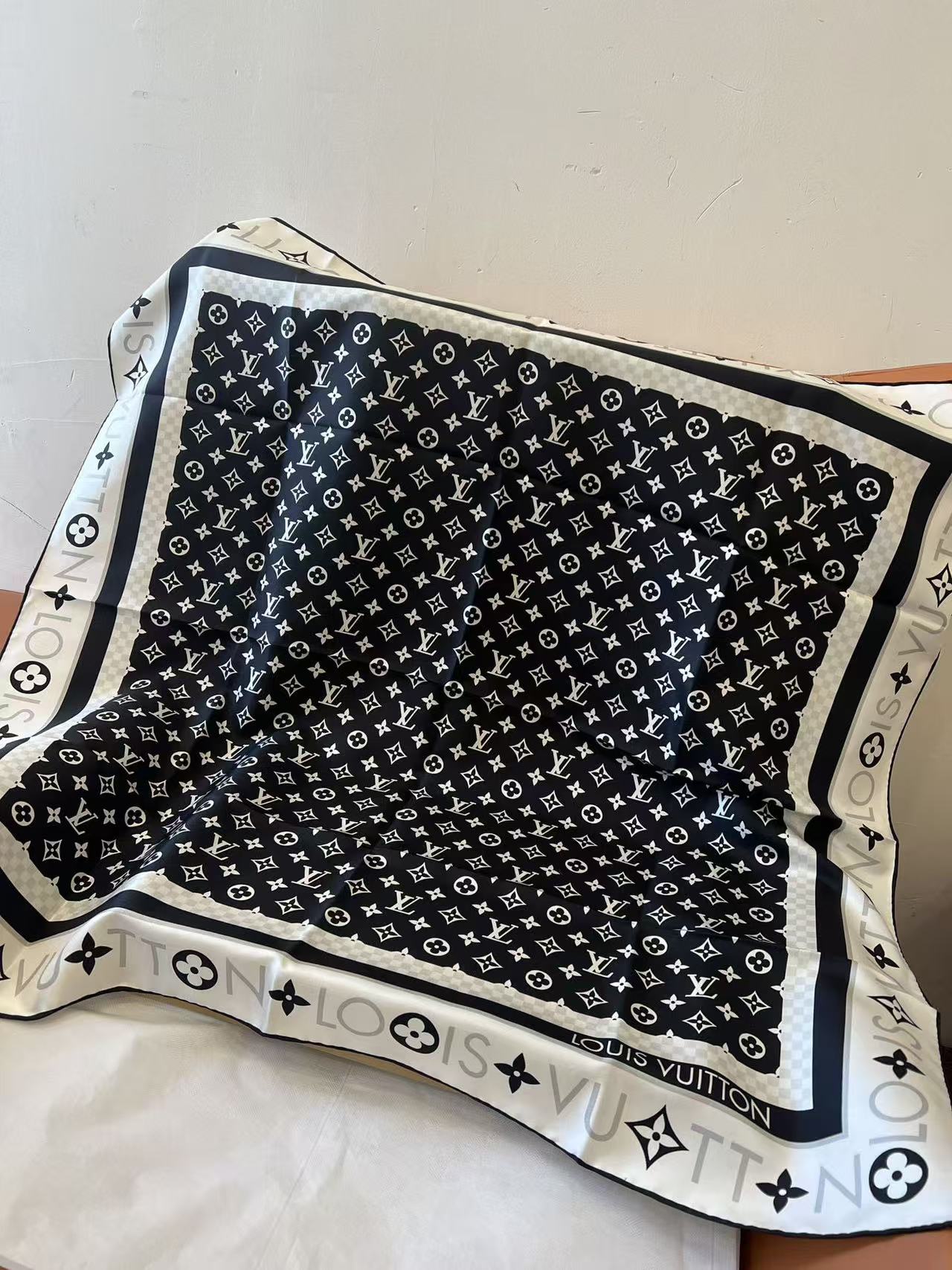 LV 四つ葉のクローバー柄 シルクスカーフ【50％割引+送料無料】