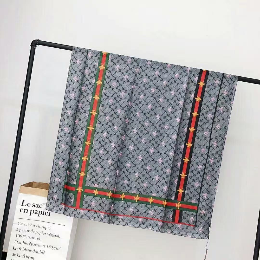 GUCCI プリントシルクスカーフ【50％割引+送料無料】