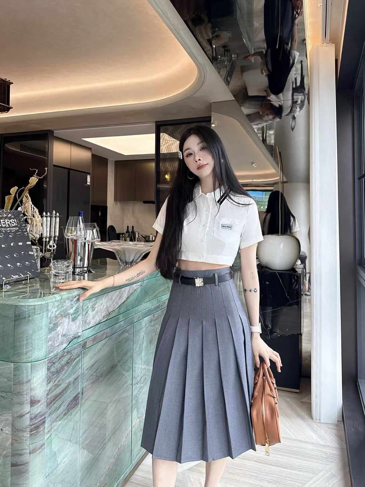 M1U1M1U 高品質シャツ ＋ ベルト付きスカート【50％割引+送料無料】