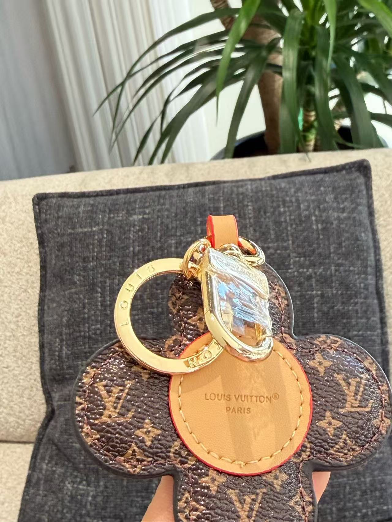 LV 四つ葉のクローバー キーホルダー【50％割引+送料無料】