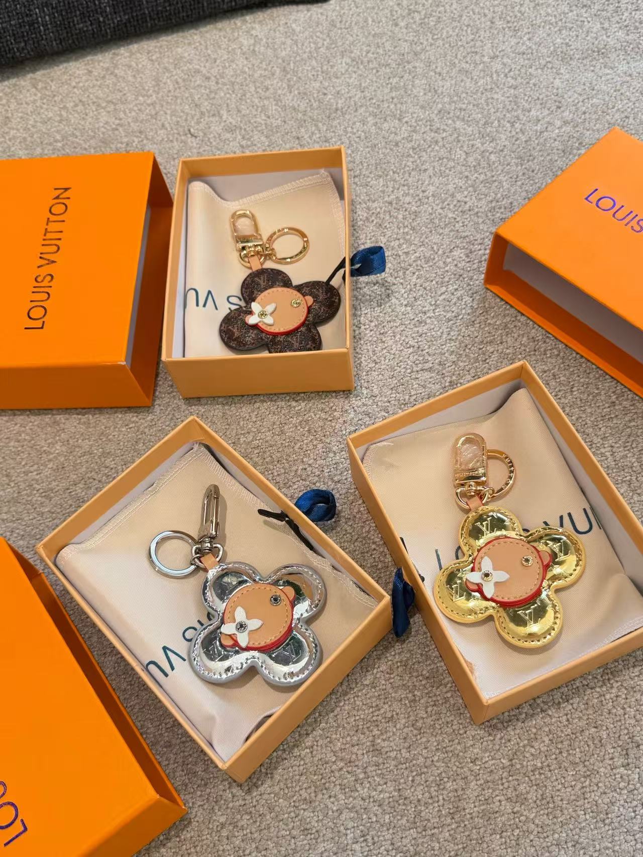 LV 四つ葉のクローバー キーホルダー【50％割引+送料無料】