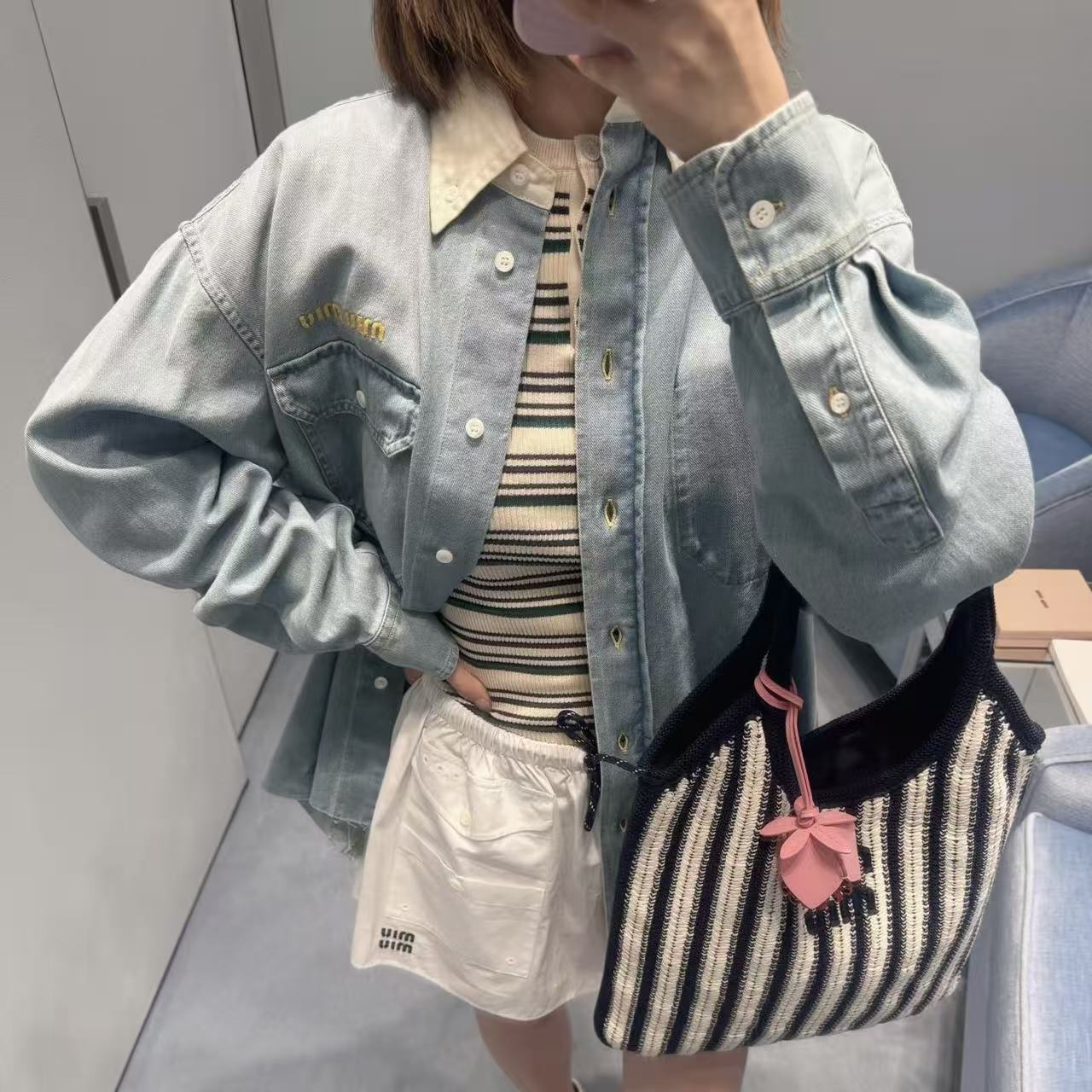 M1UM1U 刺繍入りレターポケット デニムシャツ【50％割引+送料無料】