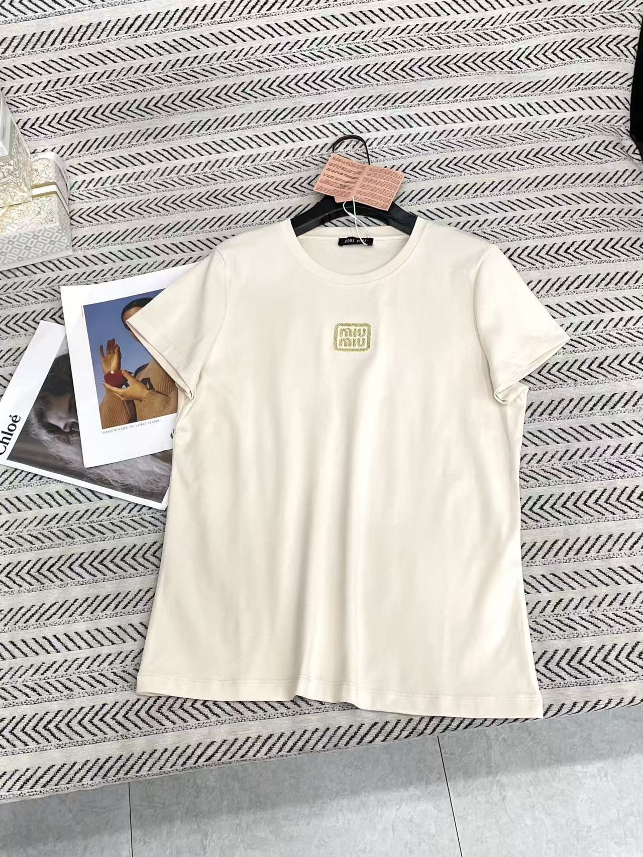 M1UM1U 刺繍入りレターTシャツ【50％割引+送料無料】